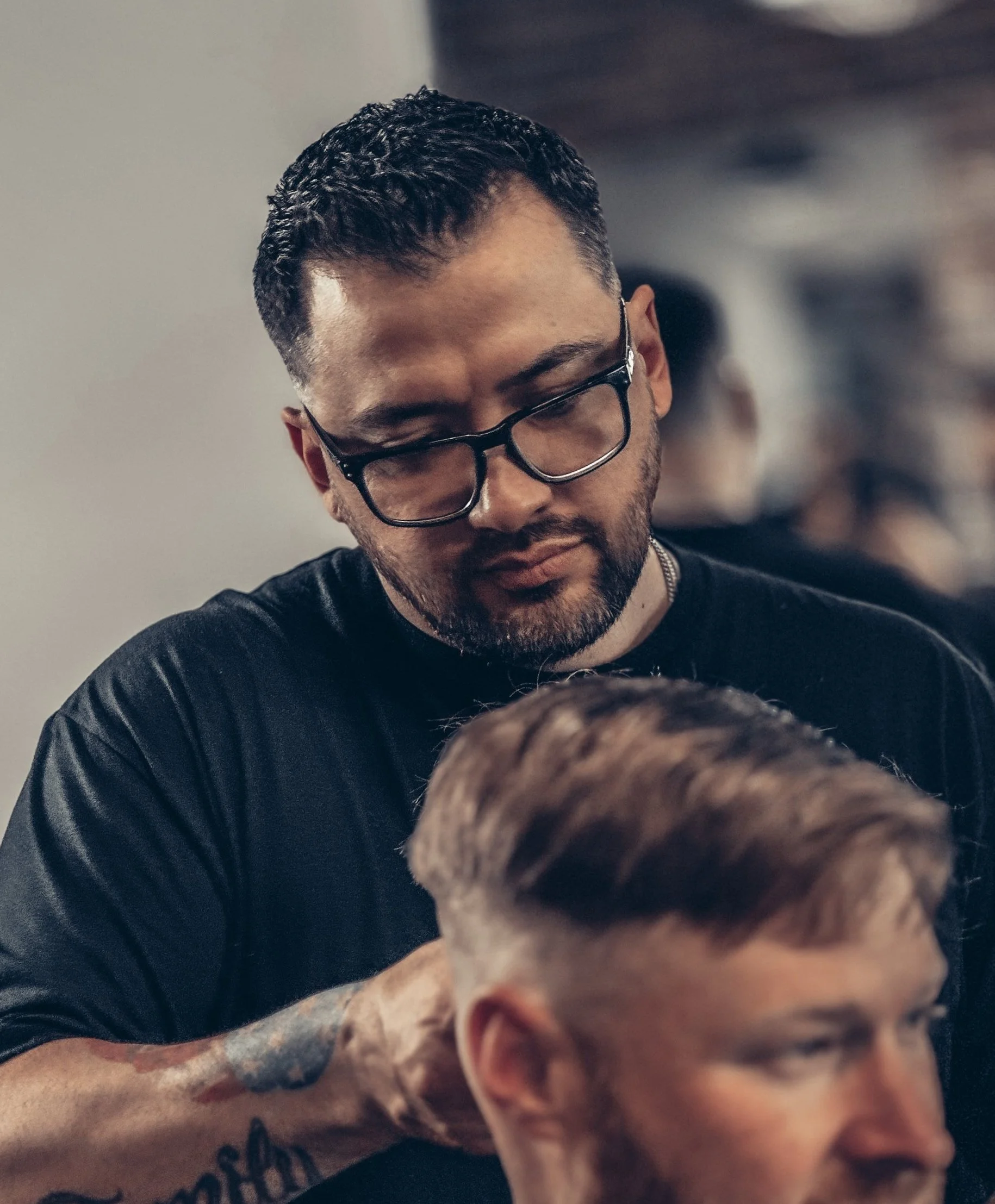 Barber giving a haircut to a client in a salon.