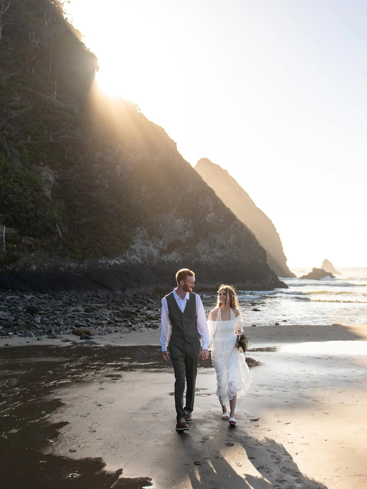 Brendon and Rylee eloped on the Oregon Coast on a beautiful September evening. They stayed at the @archcapeinn where we met to take photos on the gorgeous property. Rylee is a florist and created the perfect bouquet with local flowers and natural ele