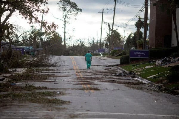 Hospitals Pummeled by Hurricane Michael Scramble to Evacuate Patients -NYTimes
