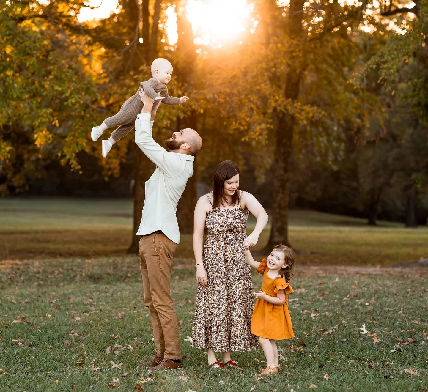 The trees are finally starting to change here in Memphis and I am here for it!! I have one last mini session spot available this weekend at this location! If you are interested in booking it the link is in my stories. 

@sbelle11 I just love watching