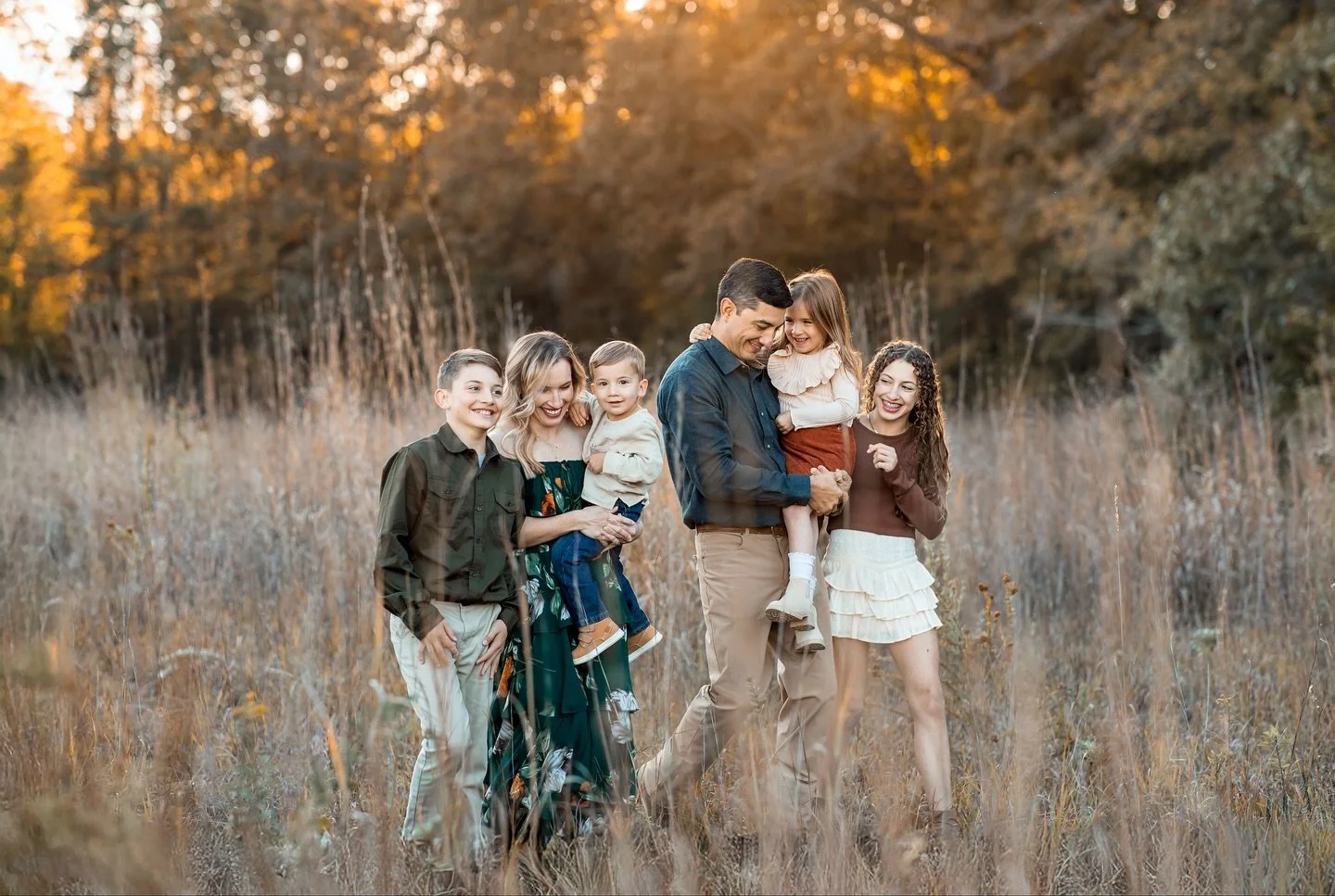 Beautiful families in fields of tall grass, it just doesn&rsquo;t get much better than that!! Seeing the love and tenderness between these siblings was so precious ❤️

We&rsquo;re the dreamers, the makers, the ones who find artistry in every frame &m