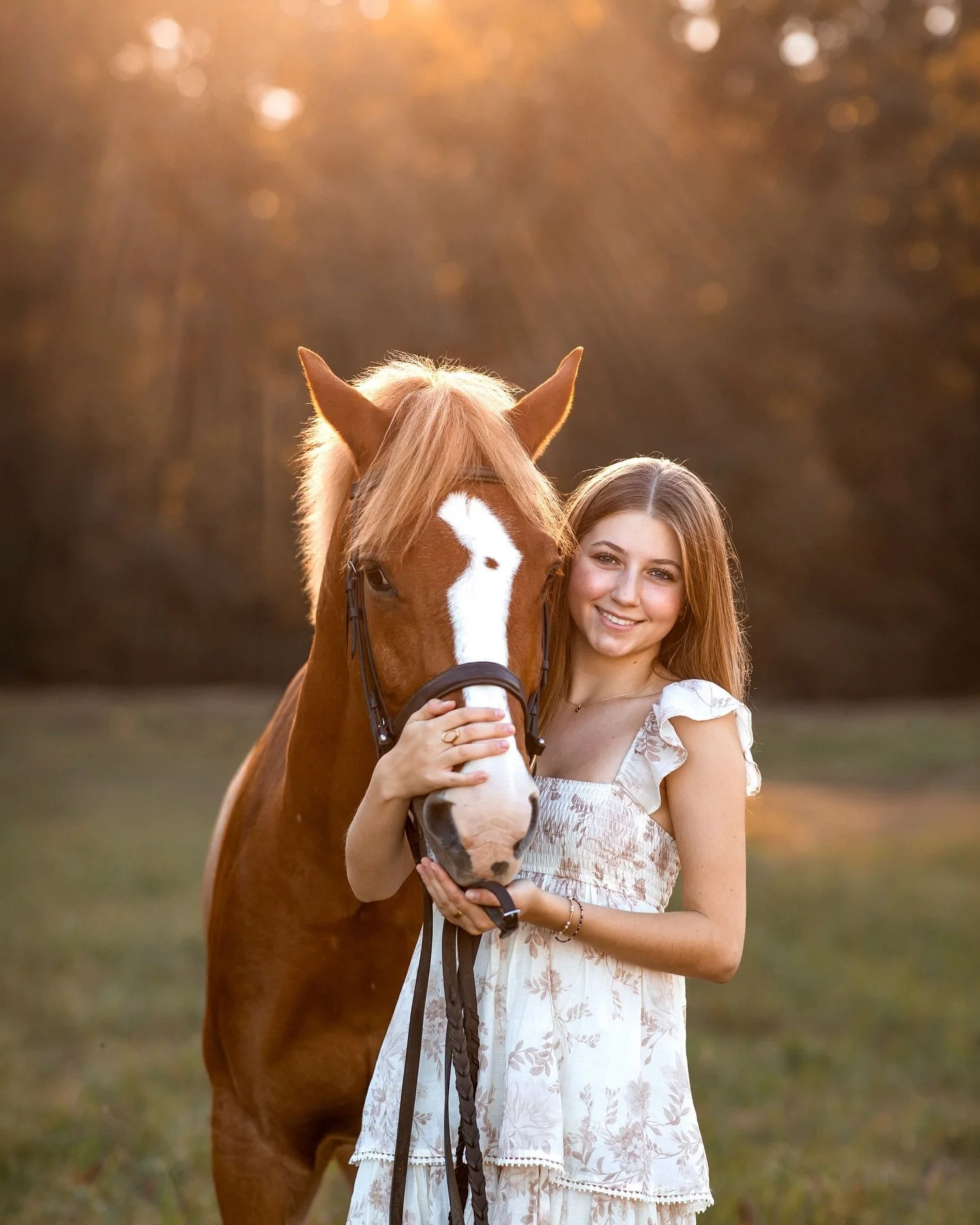 Goodness don&rsquo;t you just love it when you can capture the sun rays the way you see them in person? Claire, your senior session was a dream! Sometimes seniors bring their best friend to their session but this time we took the session to her best 