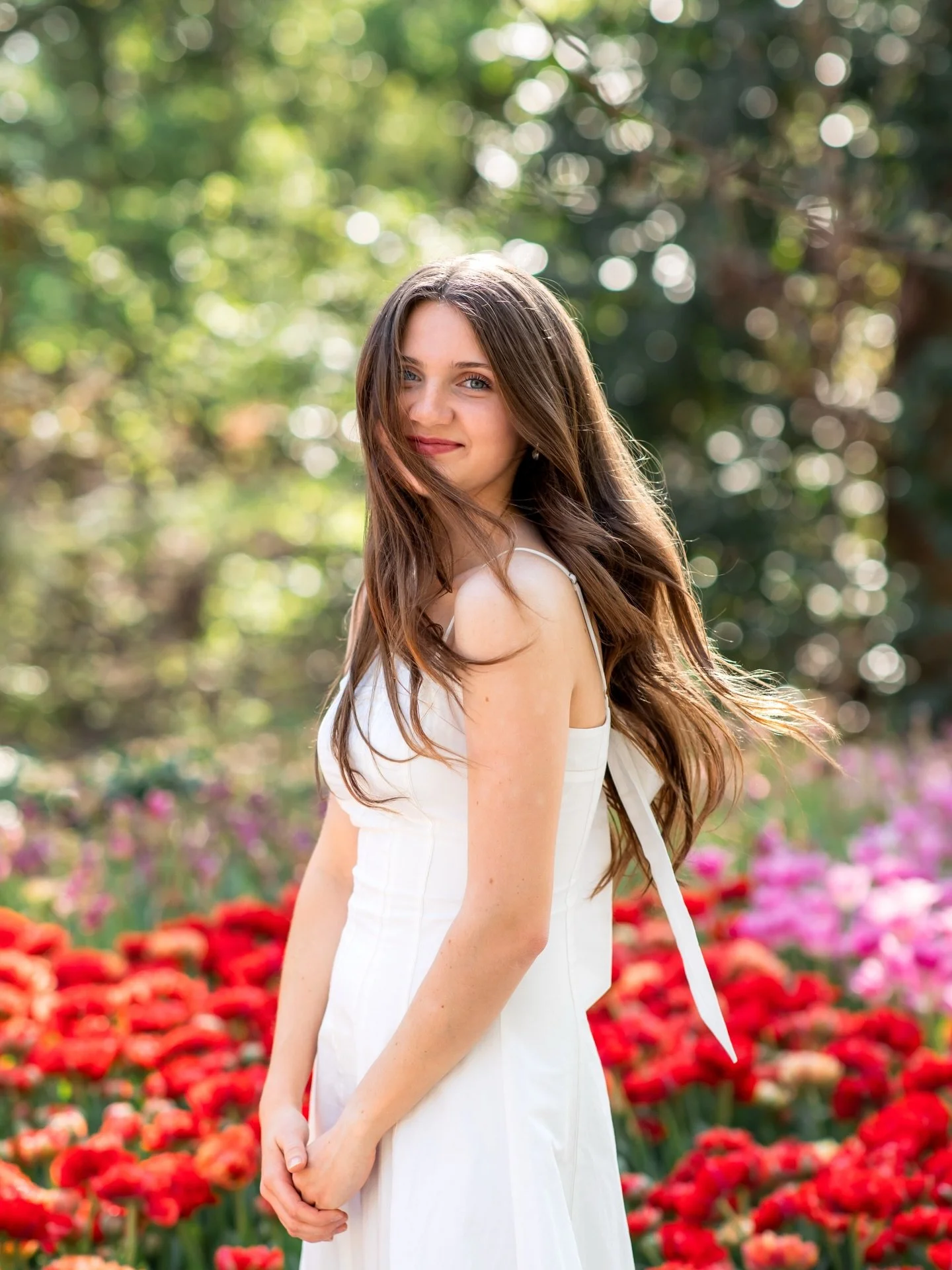The sweetest senior session @dixonmemphis! It was such a gift to be able to photography Sarah. Her light and joy are contagious! You would never know that all of Shelby County was here with us that day 😂

#joyinphotoloop2026