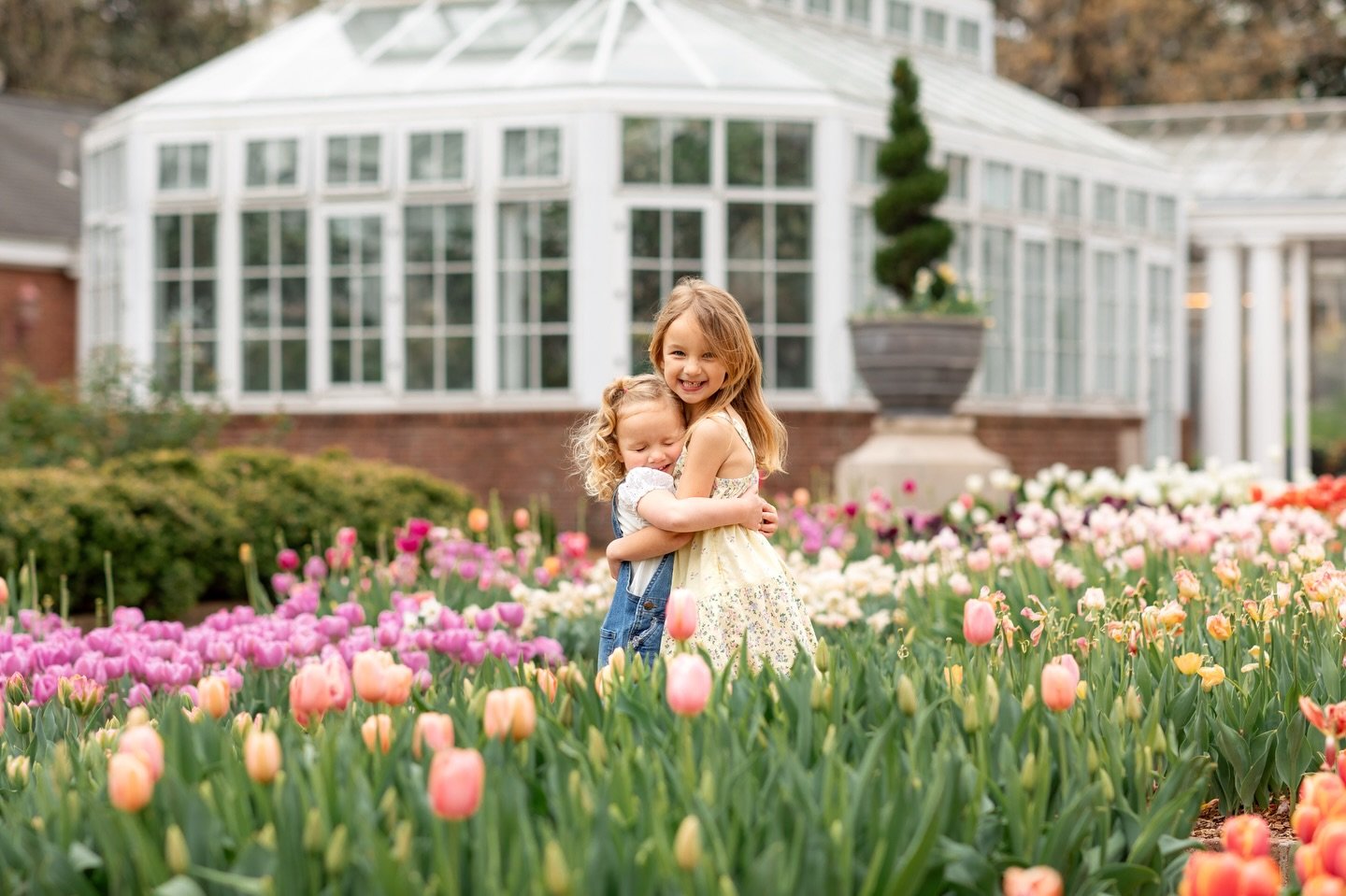 The sweetest sisters 😍 I&rsquo;m still not over these tulips and I don&rsquo;t think I will be for a while! They don&rsquo;t last long but they sure are beautiful while they are in bloom. 

#everydayartistry