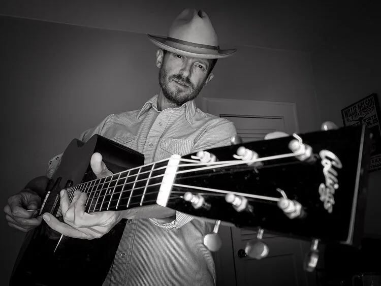 light_bw_gtr1.jpg