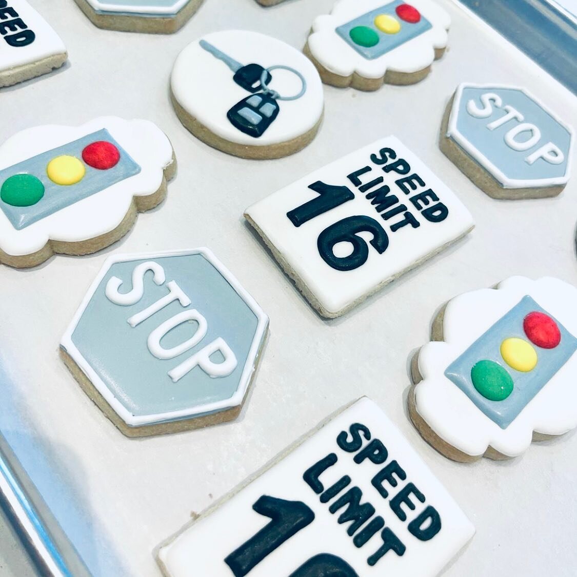 Looking for a sweet mid-week treat to brighten up your Wednesday? Stop by @sugarcoated_hp! They specialize in artisan cakes, cookies, DIY kits, custom treats, and more! 🍪🧁

#sugarcoated #bakery #cake #cookie #cookies #customcookie #customcookies #c