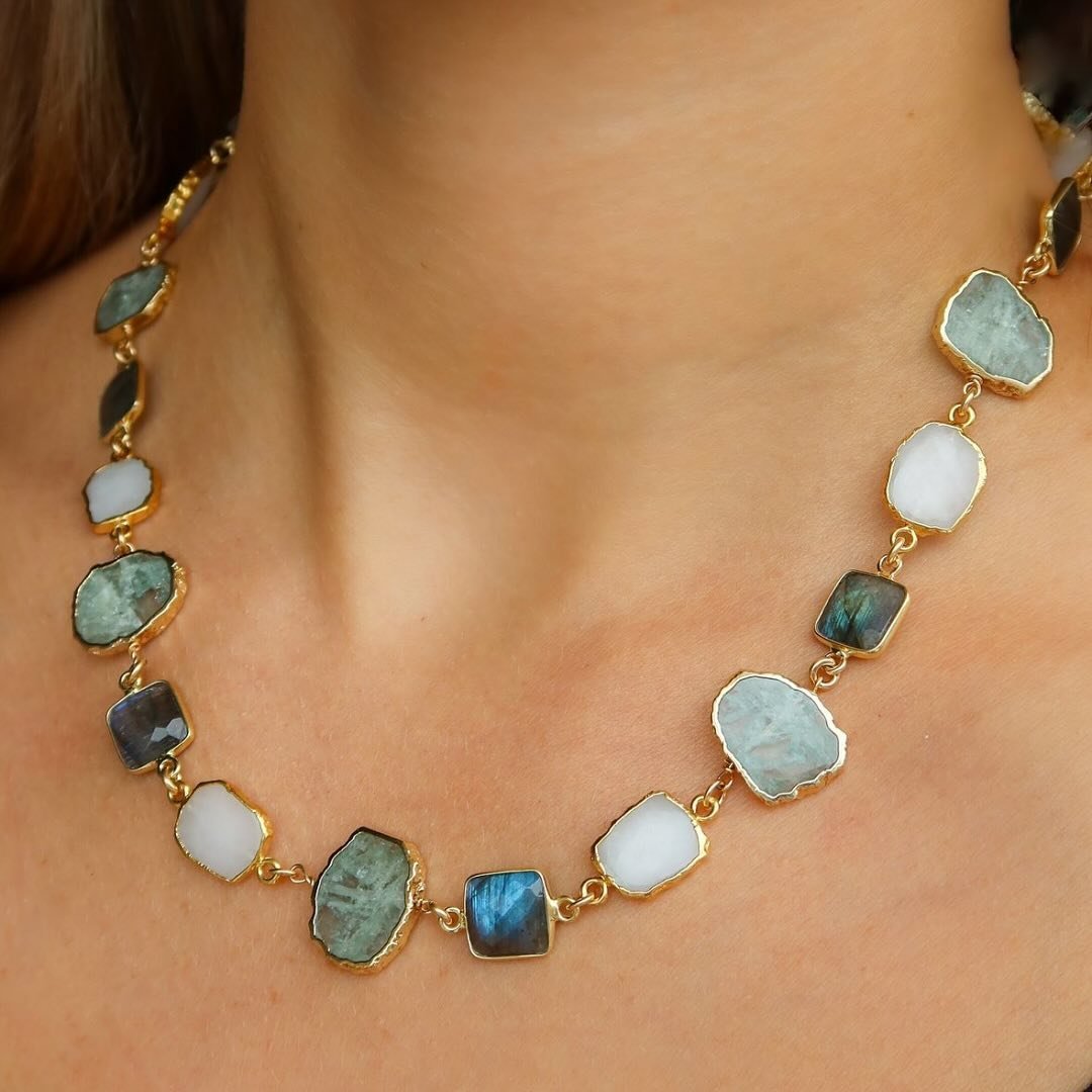 MOTHER&rsquo;S DAY GIFT GUIDE 🎁💝 
Celebrate the incredible moms in your life with gifts from local small businesses that will mean the world to her ✨ Read on for gift ideas &amp; where to get them! 

1. Stone Necklace by @mabelchongjewelry from @sh