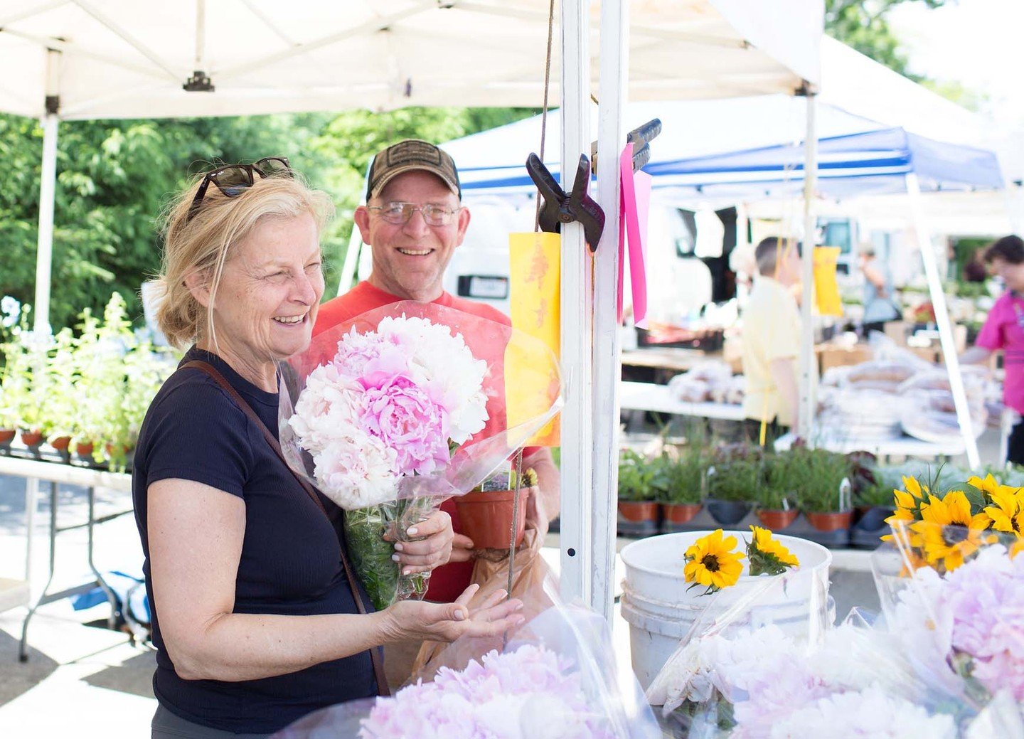 🍅The @raviniafarmersmarket kicks off its 47th season TOMORROW, June 4, bringing the best of the Midwest to Jens Jensen Park every Wednesday from 7 AM to 1 PM through October 29. Shoppers can explore a wide selection of farm-fresh produce, organic go