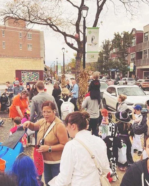 🎃The Ravinia Candy Stroll is back! Stop by the Ravinia District on Friday, October 24 for an afternoon of treats and family fun! Pick up a FREE trick-or-treat bag at Jens Jensen Park, courtesy of  Gilbert Orthodontics, beginning at 3:30 PM. 

Get in