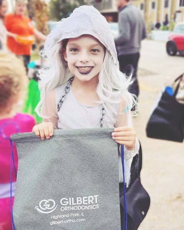 🎃The annual Ravinia District Halloween Candy Stroll returns TODAY, October 24! Pick up a FREE trick-or-treat bag at Jens Jensen Park, courtesy of  Gilbert Orthodontics, beginning at 3:30 PM. 
🍬Trick-or-treat at participating businesses, take fun f