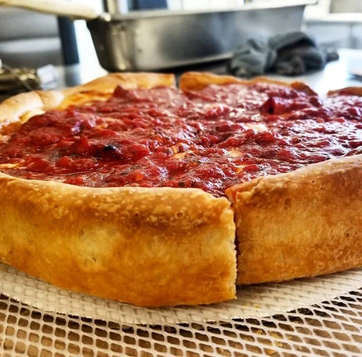 There's no better way to celebrate October than sinking your teeth into a classic slice from @thepierospizza in the Ravinia District! For years, Pierro's has been serving up crispy, delicious pies that are the definition of comfort food. Take a strol