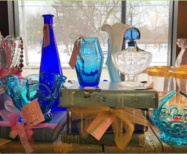 It's not too early to start shopping for the holidays. If you're looking for a sustainable way to give gifts, consider shopping vintage and resale this year. The Ravinia District can help you shop sustainably with style! Shop unique finds, vintage tr