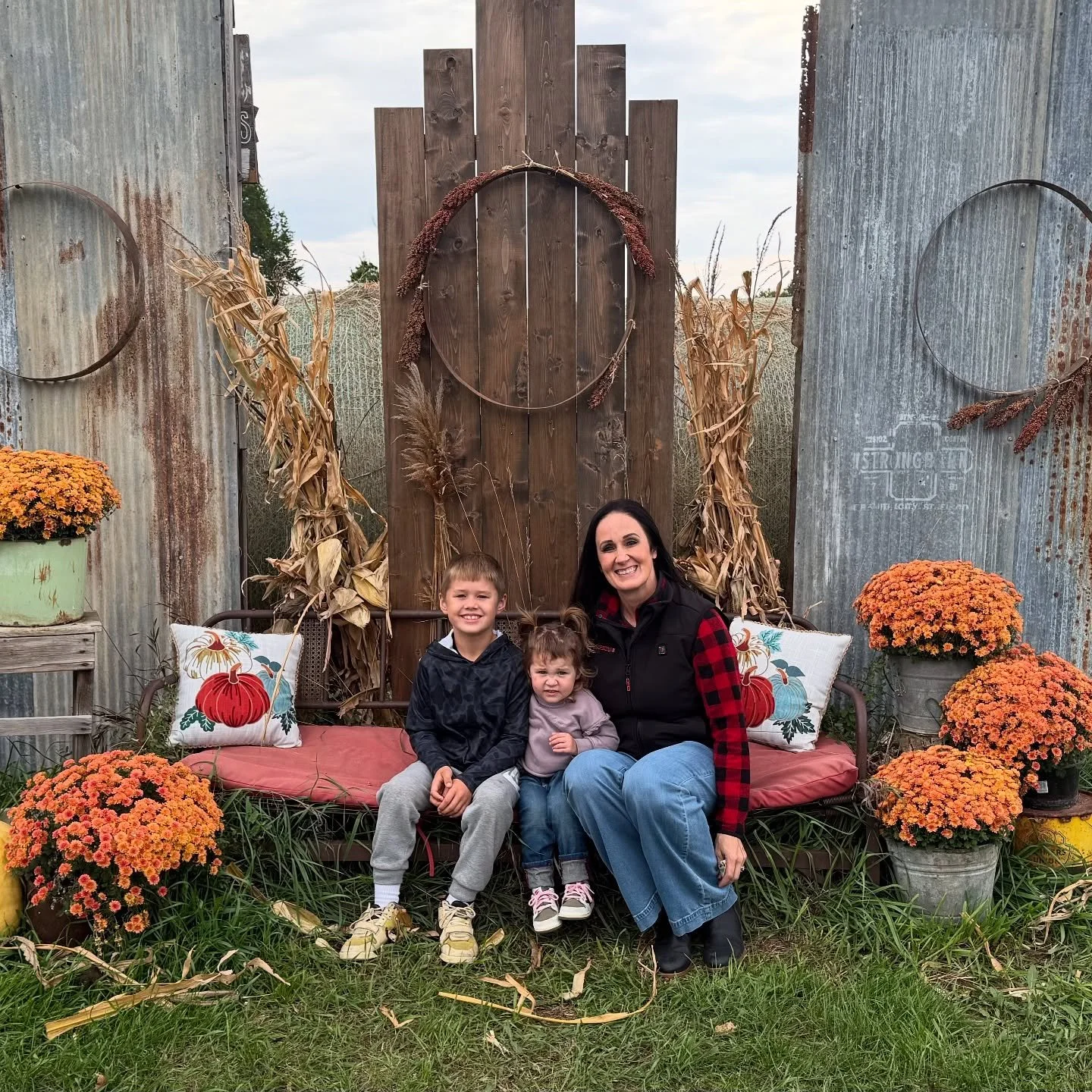 Taking in all the fall moments with Jax and Bella at @samsfarmfestival 🍁🍂🎃