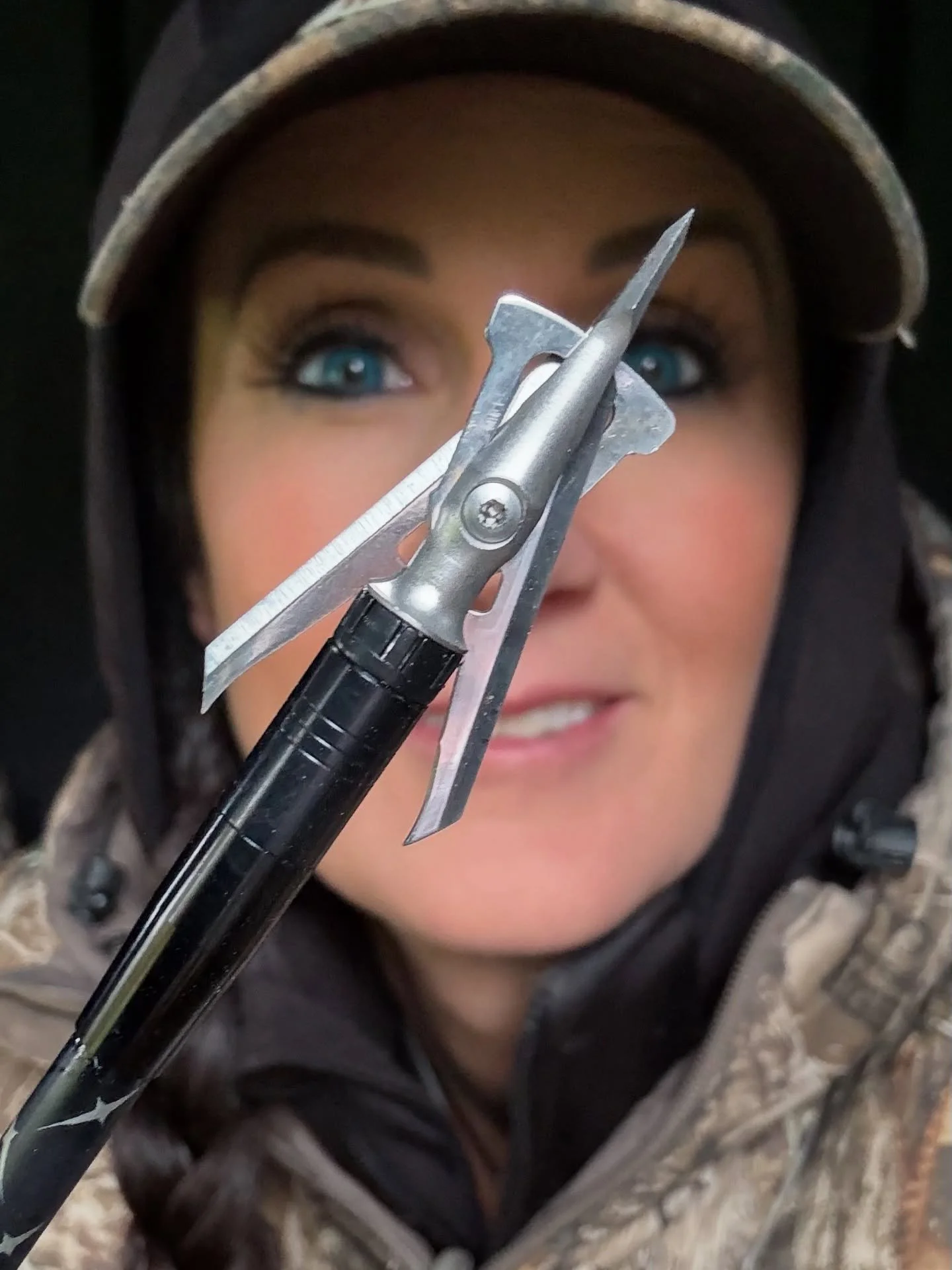 Shooting the new @rage_broadhead Hypo 2 + P broadheads paired with @eastonarchery 4mm Match Grade FMJs&hellip;switched things up with orange fletchings for this Illinois hunt 🧡 Hoping a little color change brings some good luck my way! 🍀🦌 #Winches