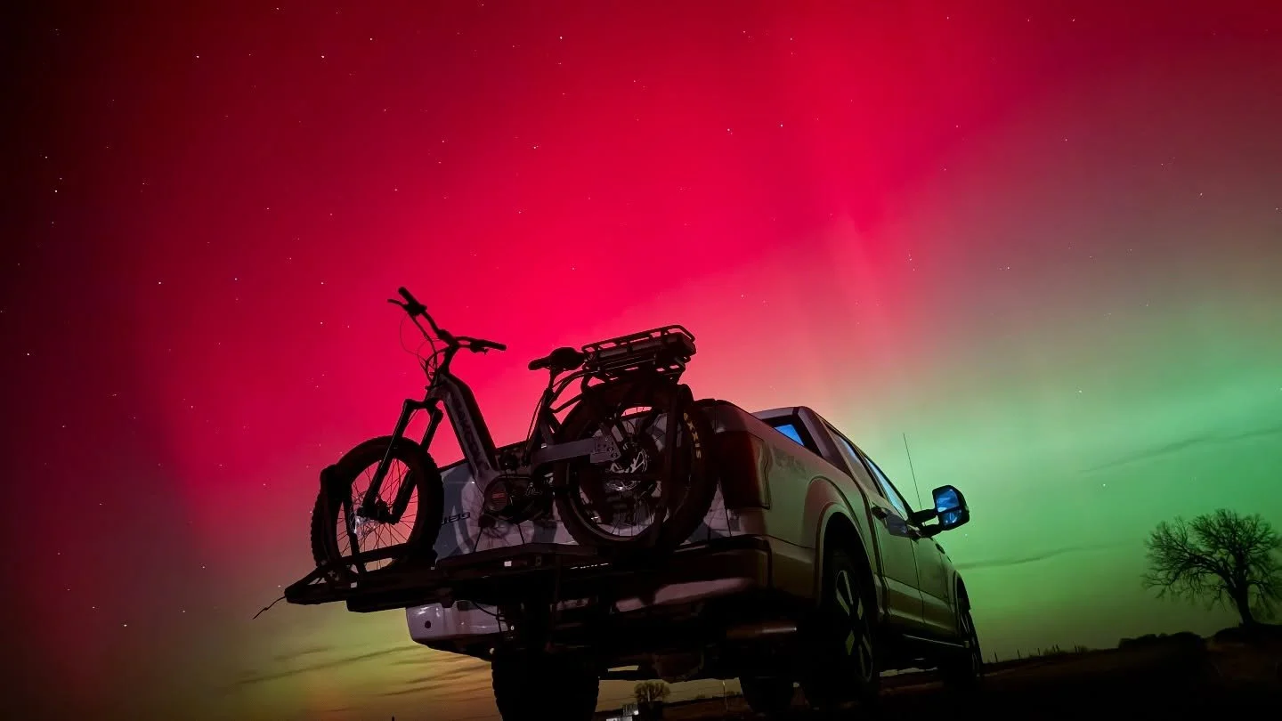 Driving home after a long couple of weeks on the road and caught the Northern Lights lighting up the sky as I got close to home. Had to pull over and snap a few pics&hellip;felt like the sky was smiling, welcoming me back. Absolutely stunning. 🙌 @ba