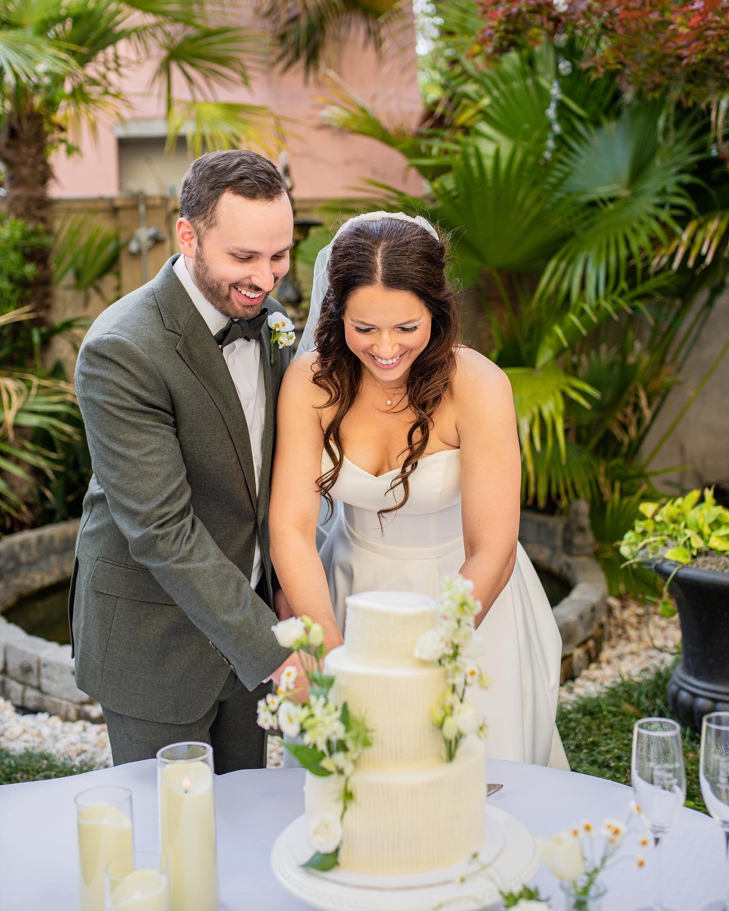 Some cute cake cutting photos of Mari &amp; Mark in honor of sending out their final wedding gallery ✨

This was one of my favorite weddings to date! The people, the venue, the small details - it was all amazing! 

Venue: @forsythparkinn 
Cake: Rum R