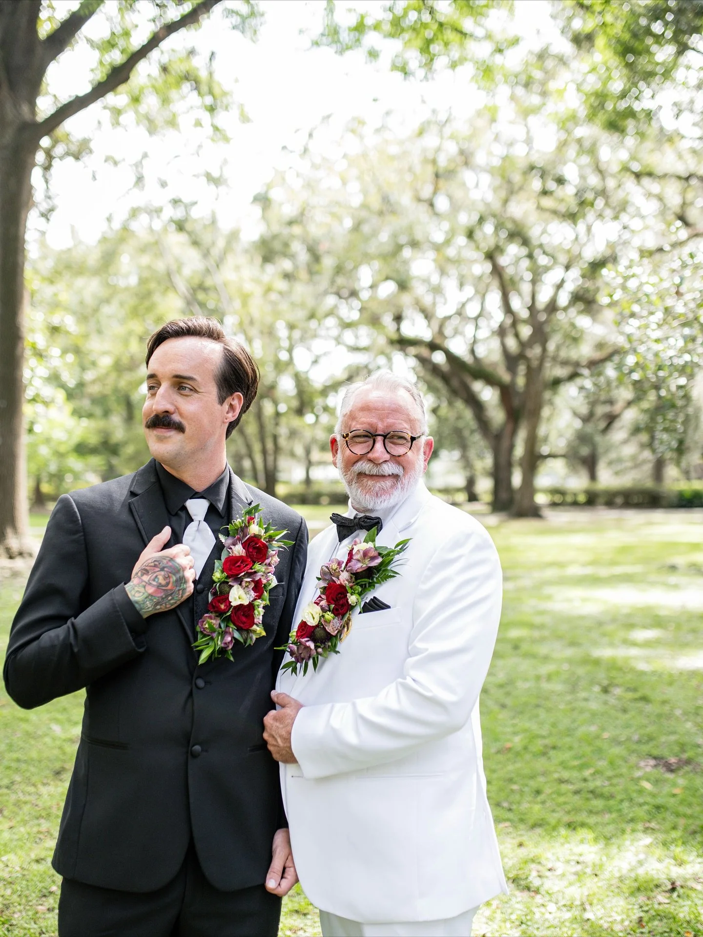 Obsessed with these two + their gorgeous boutonni&egrave;res made by @johndavisflorist ✨

@savweddings 

Savannah Wedding Photographer | Georgia Wedding Photography