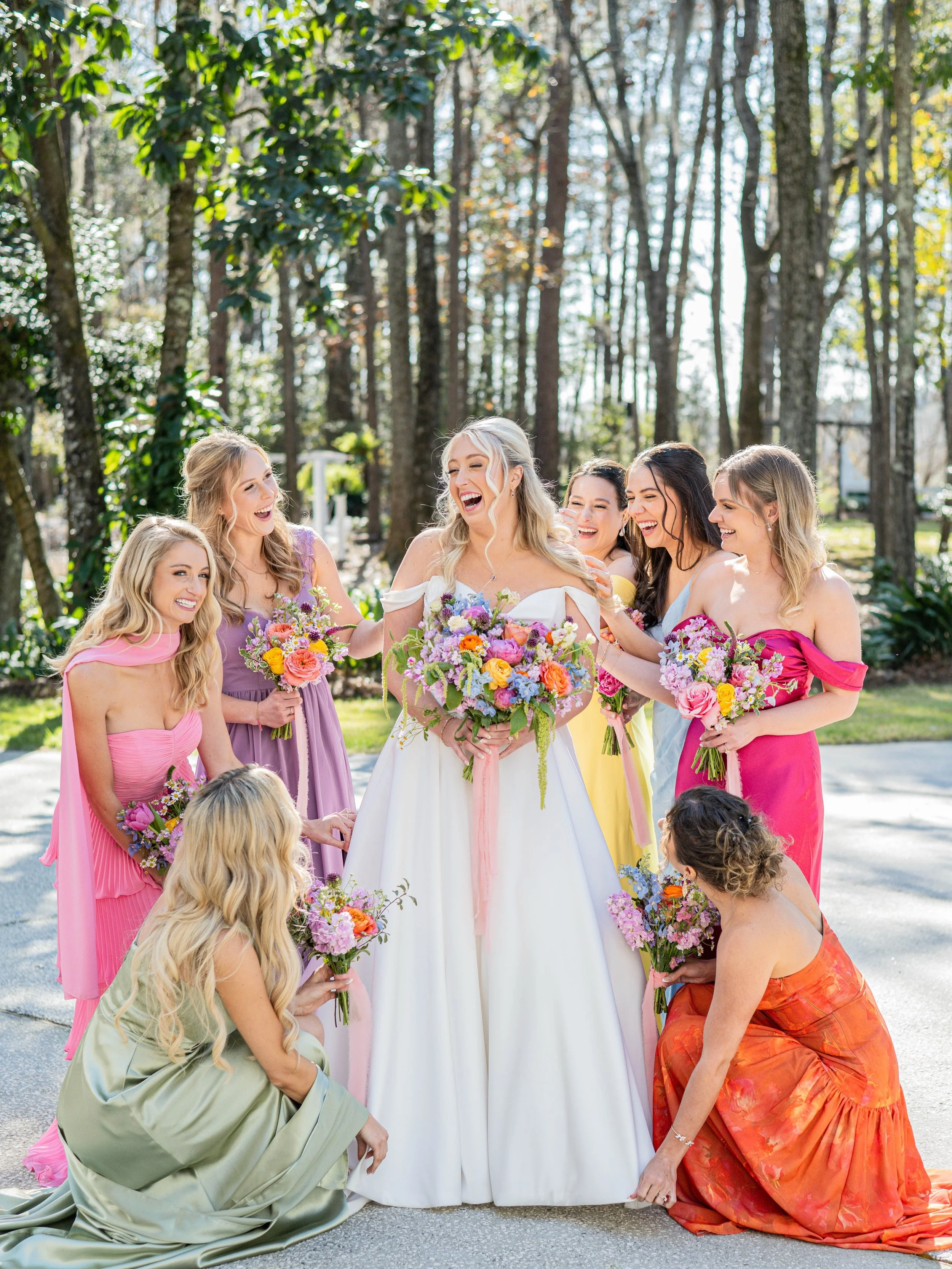 A bridal party full of color is my favorite kind 🤩

@mackeyhousesavannah 
@heyjudeflorals
