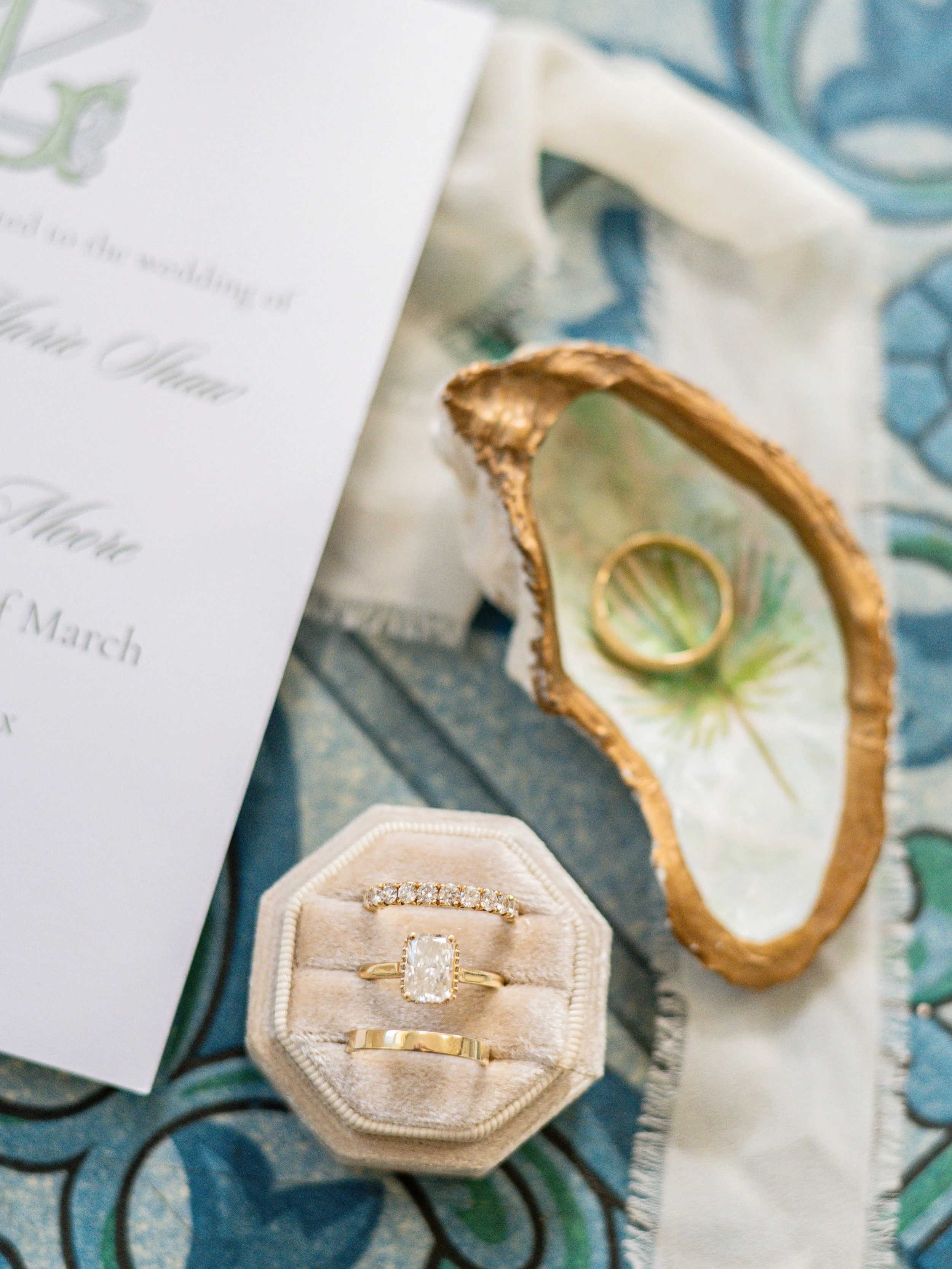 I love the beginning of wedding days when I get to take my time capturing all the pretty details ✨