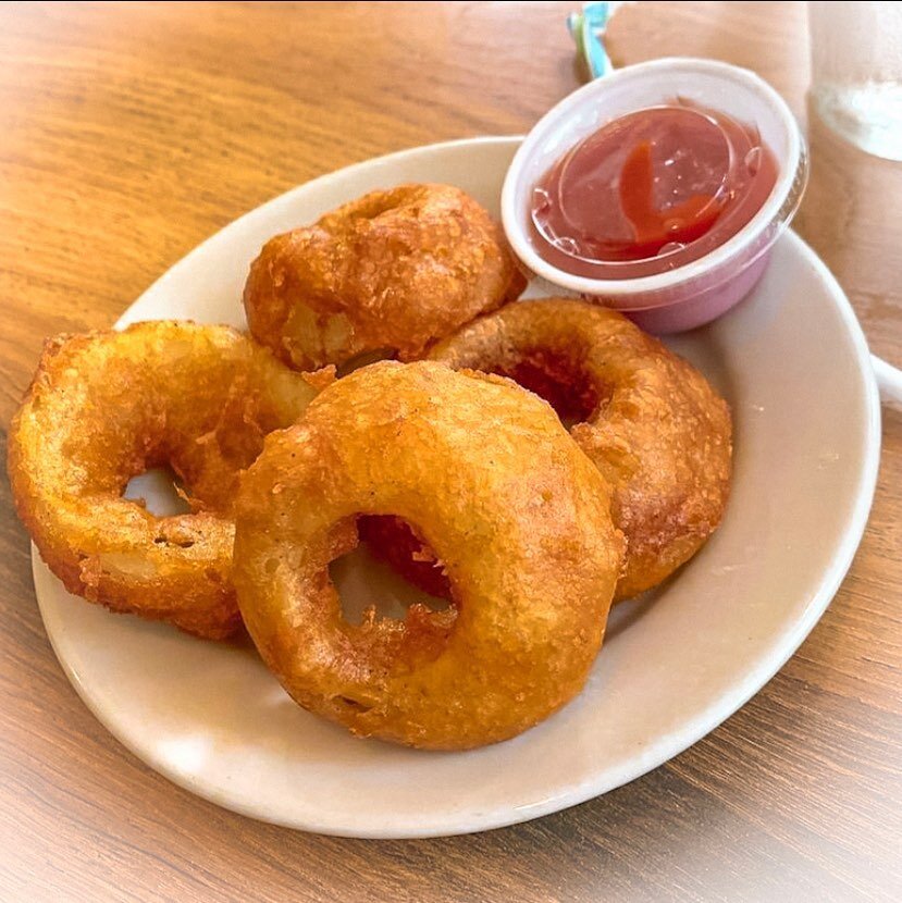 .
&bull;Need a cure for those Monday Munchies?? .....our crispy, beer battered Onion Rings will certainly do the trick. 😍😍😍

📸: @always.eating.something 

#bisqit #pawleysisland #onionrings #hammockshops #eatloqal #beerbattered #southcarolina