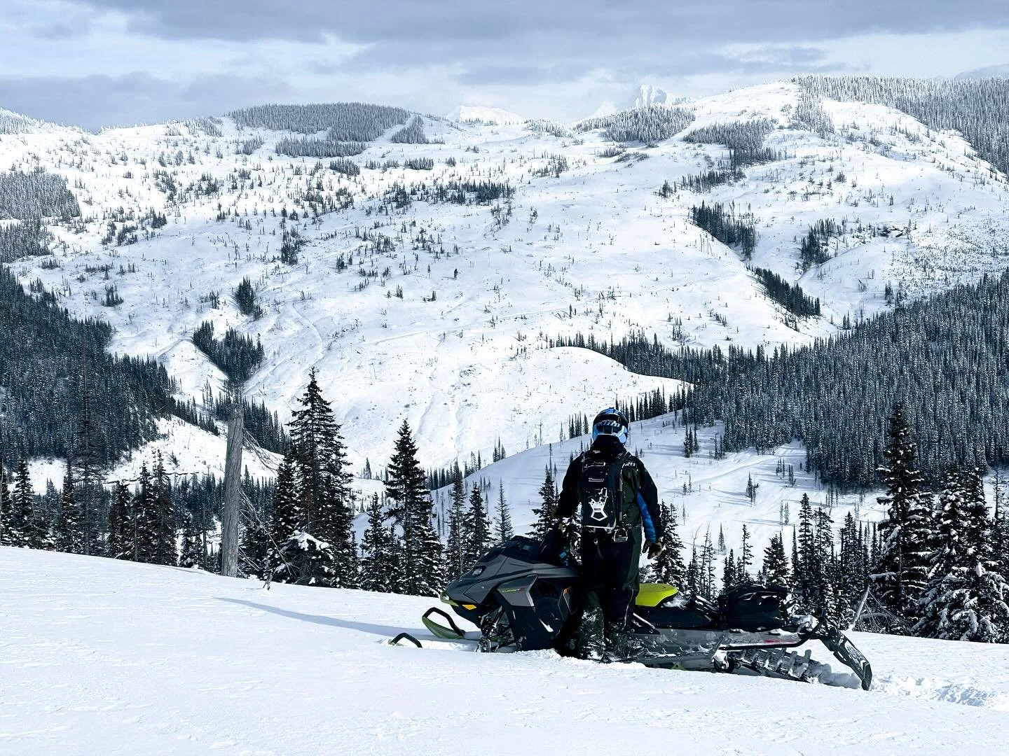 ✨ Friday vibes in Fernie ✨ The snow isn&rsquo;t here yet&hellip; but we&rsquo;re already getting trail-ready for another epic winter. ❄️

Your weekend pre-season checklist:
🔧 Check your gear
🛠️ Tune up the sled
🗺️ Start planning that first ride
🎟