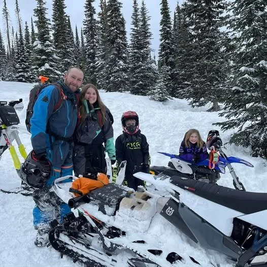 Some families do Sunday brunch. Fernie families fire up the sleds and head for the mountains.

Kids, parents, powder, and a whole lot of grins&hellip; this is what winter looks like in our community.

 👨&zwj;👩&zwj;👦 @rustinsandberg | 📷 @nicolemat