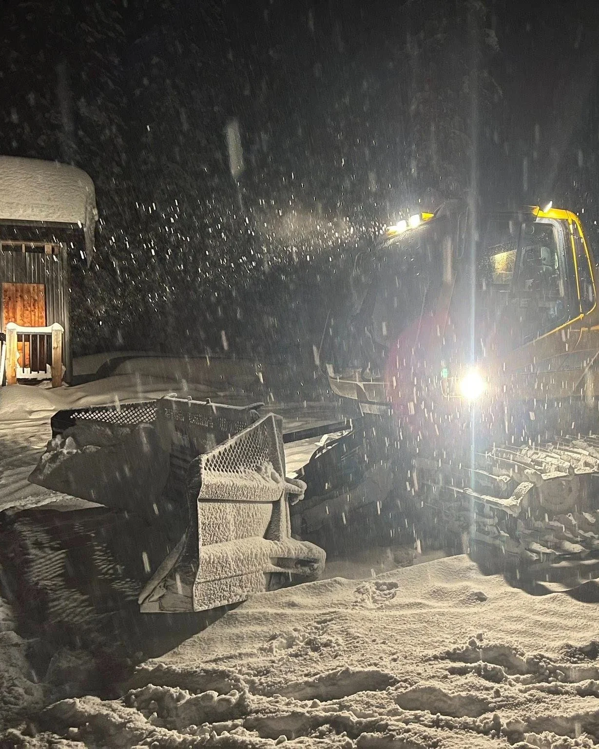 Yesterday&rsquo;s atmospheric river came in hot with moist conditions up to roughly 1540m (Paige&rsquo;s Draw / Graffiti Rock), but it also dropped 17 cm in the past 24 hours and 52 cm over the last 7 days where it counts.

Today the storm has cleare