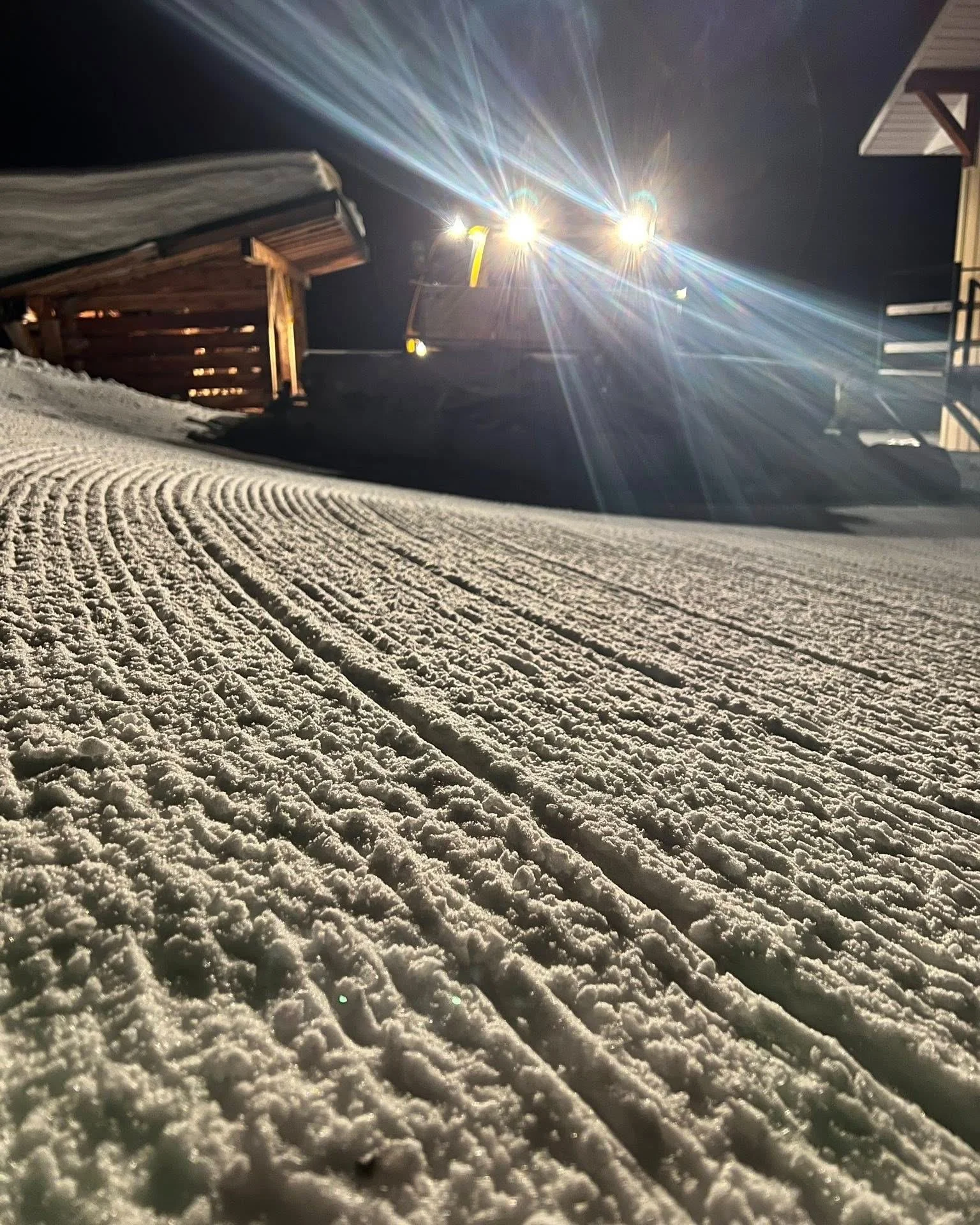 Fernie is usually wrapped in storms all winter long and honestly, we love it.
But every once in a while, a high-pressure cycle rolls in and it just hits different.

Blue skies. Crisp air. Days that recharge the soul. The grooming is mint right now an