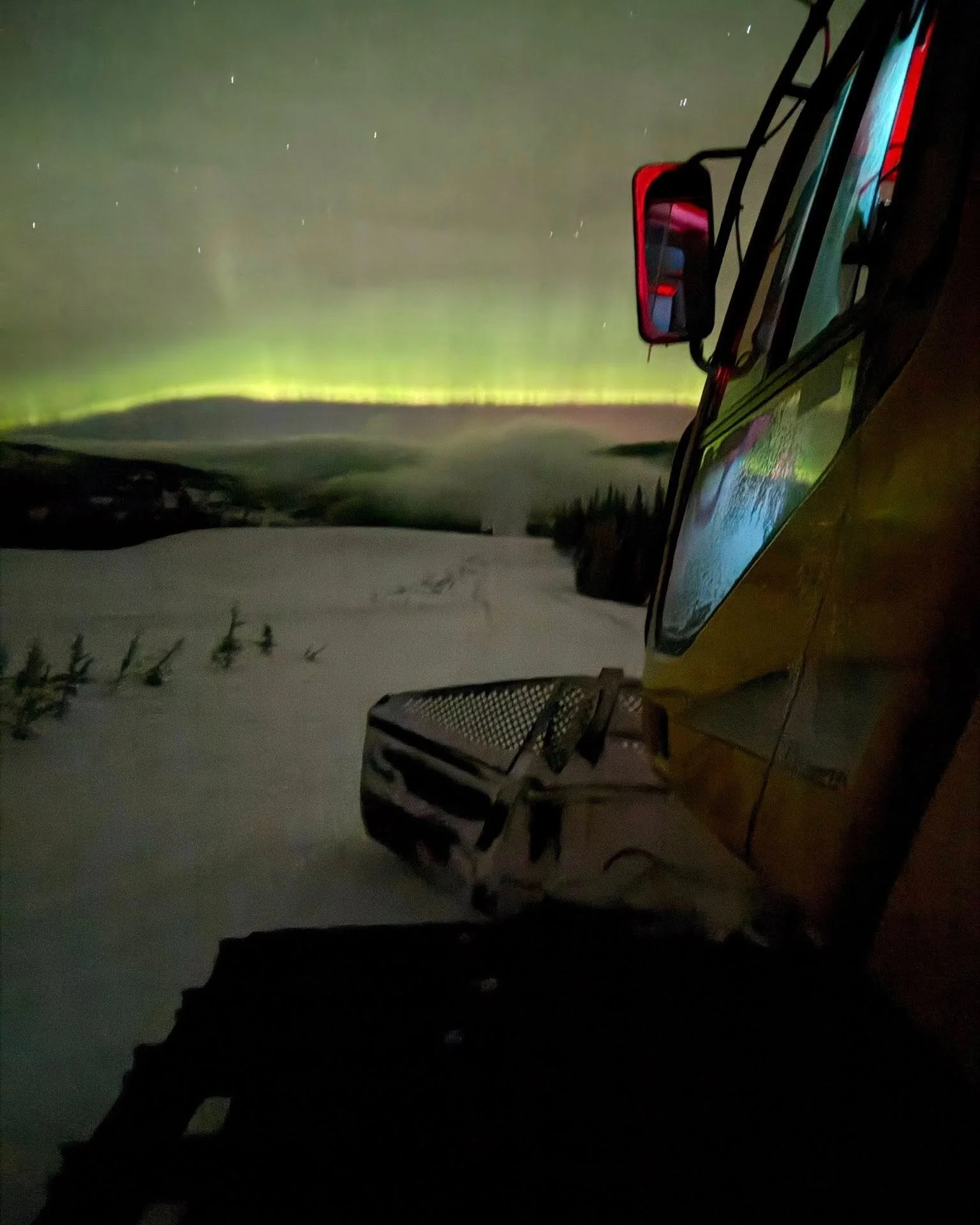 Our grooming crew had front-row seats to an aurora show from the Notch Peak last night.

Not a bad office view!

Get today's full grooming and conditions report: ferniesnowmobile.com

photos: Tristan Hagstrom

#sledfernie #auroraborealis #snowmobile 