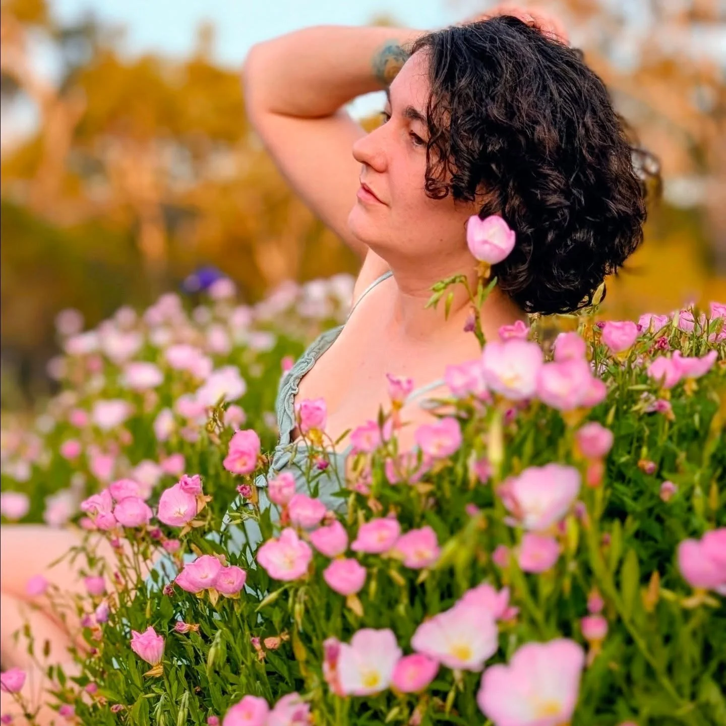 ✨ When you slow down enough, you realise inspiration is everywhere. In petals. In shadows. In the curve of a leaf. In the way the sunlight catches the dust in the air. 

🌸 What little detail has inspired you today? 🌸

#inspiration #portrait #artist