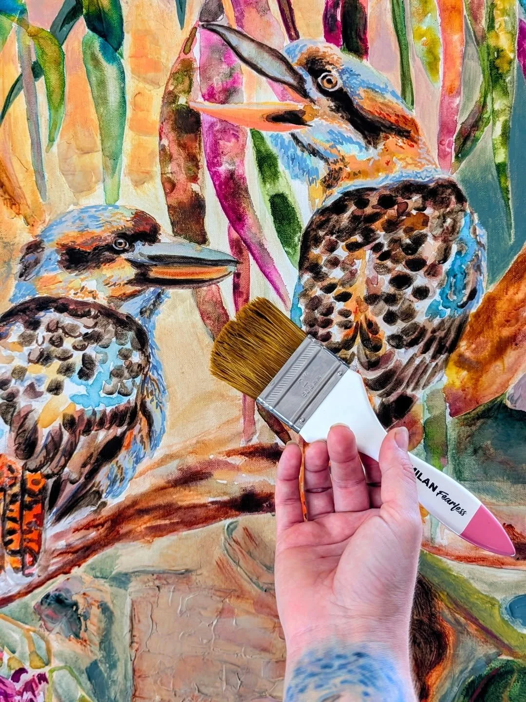 Behind every finished artwork is a thousand little choices, accidents and moments of surrender. 🌿

#australianart #nativefauna #kookaburra #homedecor #painting #fineart #australianbirds #abstract #nature #texture #expressiveart #australianartist #fl