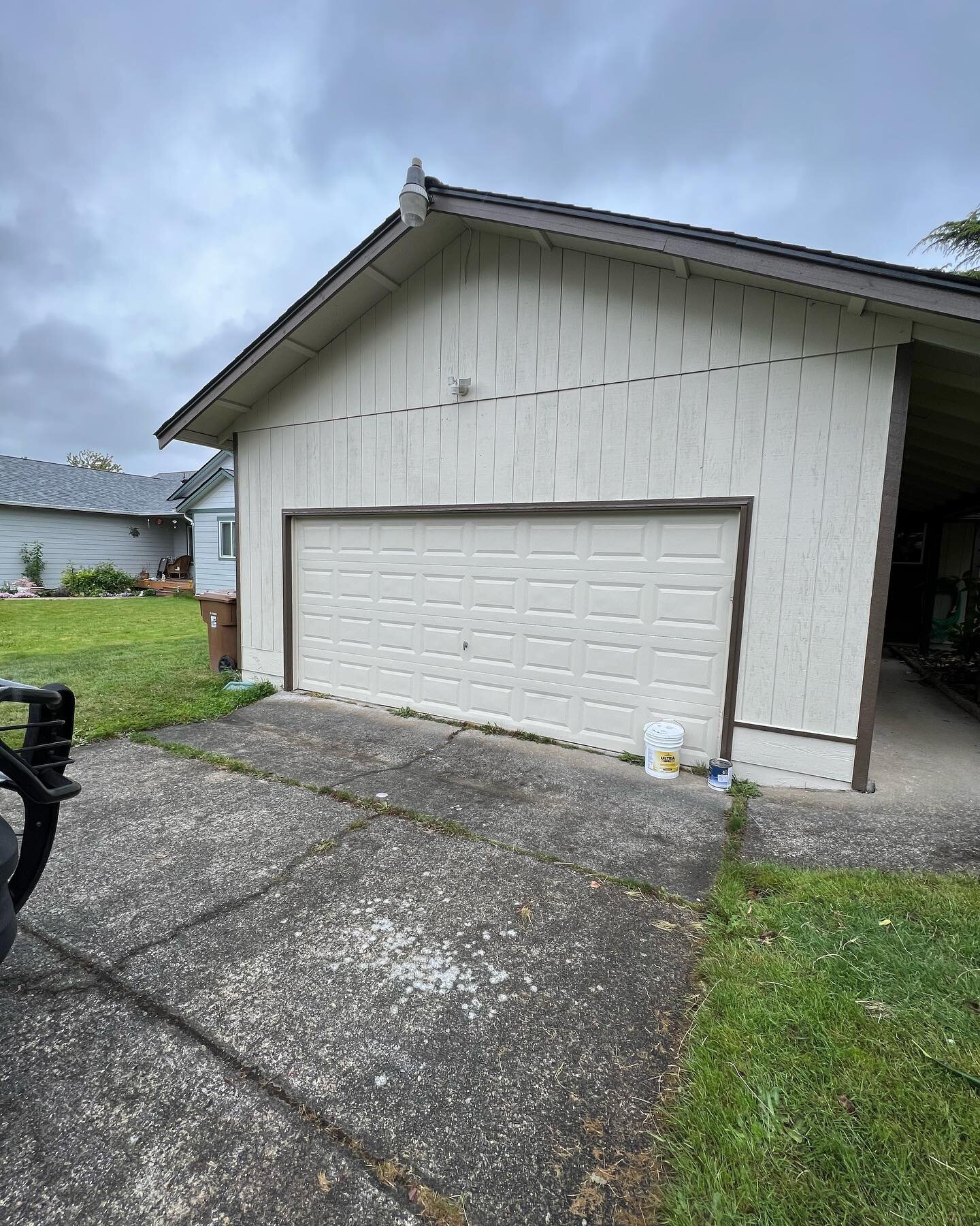 Recent project we completed on this 40 year old house that was thirsty for paint! Lots of dryrot repair, we also fix rotten siding!

#exteriorpainting #exteriorsiding #exterior #benjaminmoore #painter #tacomapainter #gigharborpainter #northendtacoma