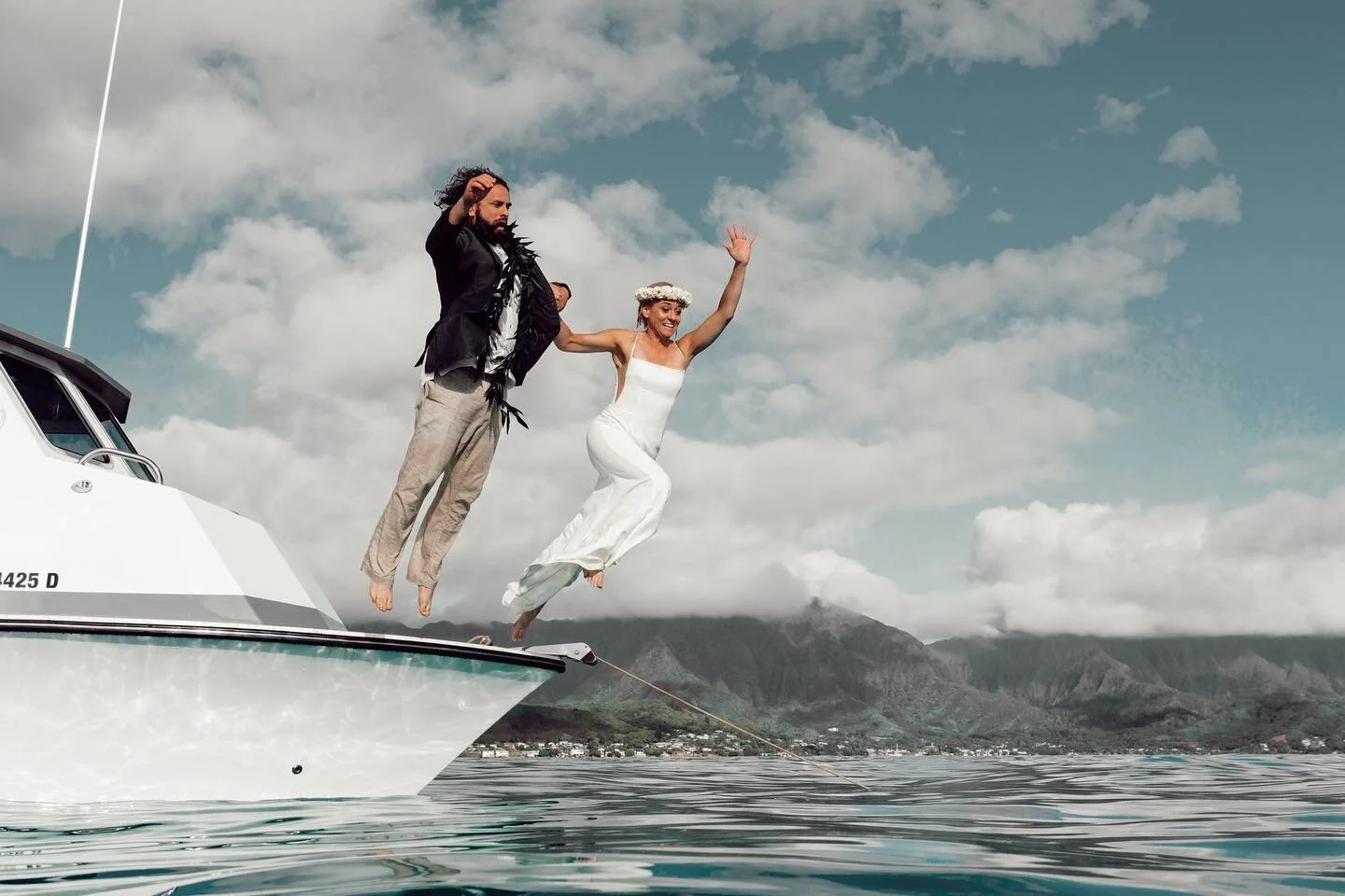 Our brides are cool brides⚡️ Would you swim in your wedding dress?? 

#realbride #sarahsevenloveclub