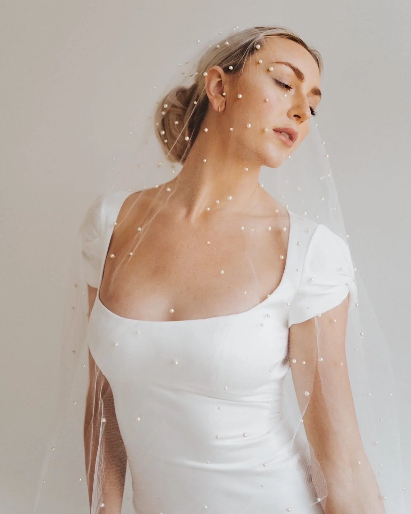 When it comes to your wedding dress it&rsquo;s all about details and adding a veil like Abracadabra is just the right touch 💫

#bridetobe #weddingdress #bridalaccessories