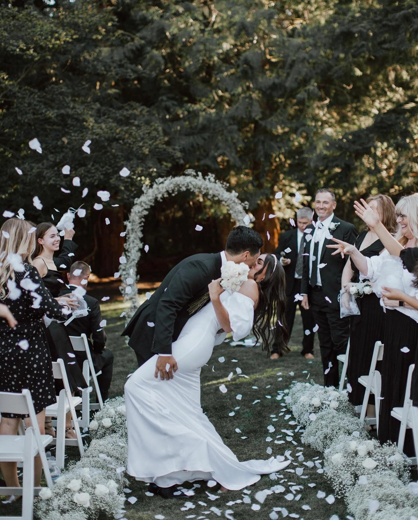 Don&rsquo;t over think it. Book an appointment, buy your dream dress, and leave the rest to us✨ 

Our bride @ella_vern_ in our Elena gown by @sarahseven #sarahsevenloveclub