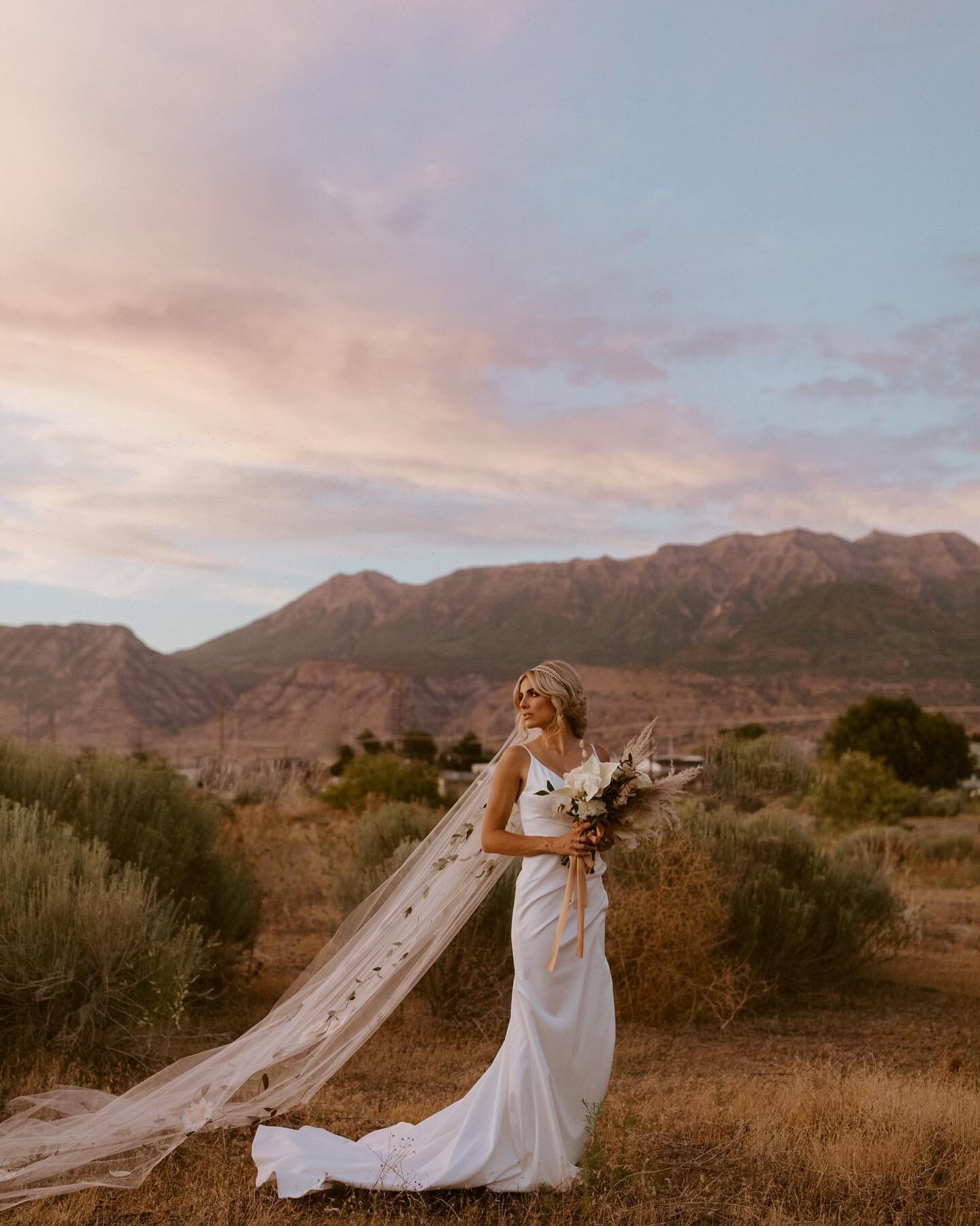 Can we take a moment for this veil✨

#fjbride #realbride #weddingdress