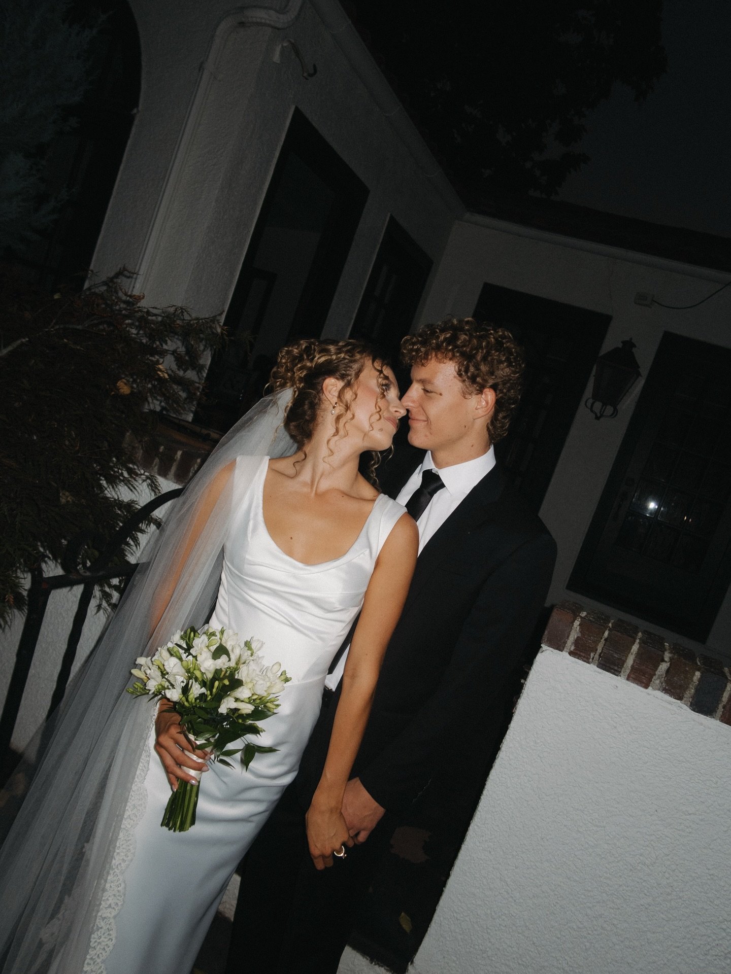 This is love 🕊️ 

#frankiejanebride @kate.jaeee wearing lydia by @trishpeng with our stunning lace veil by @tonifedericiveils