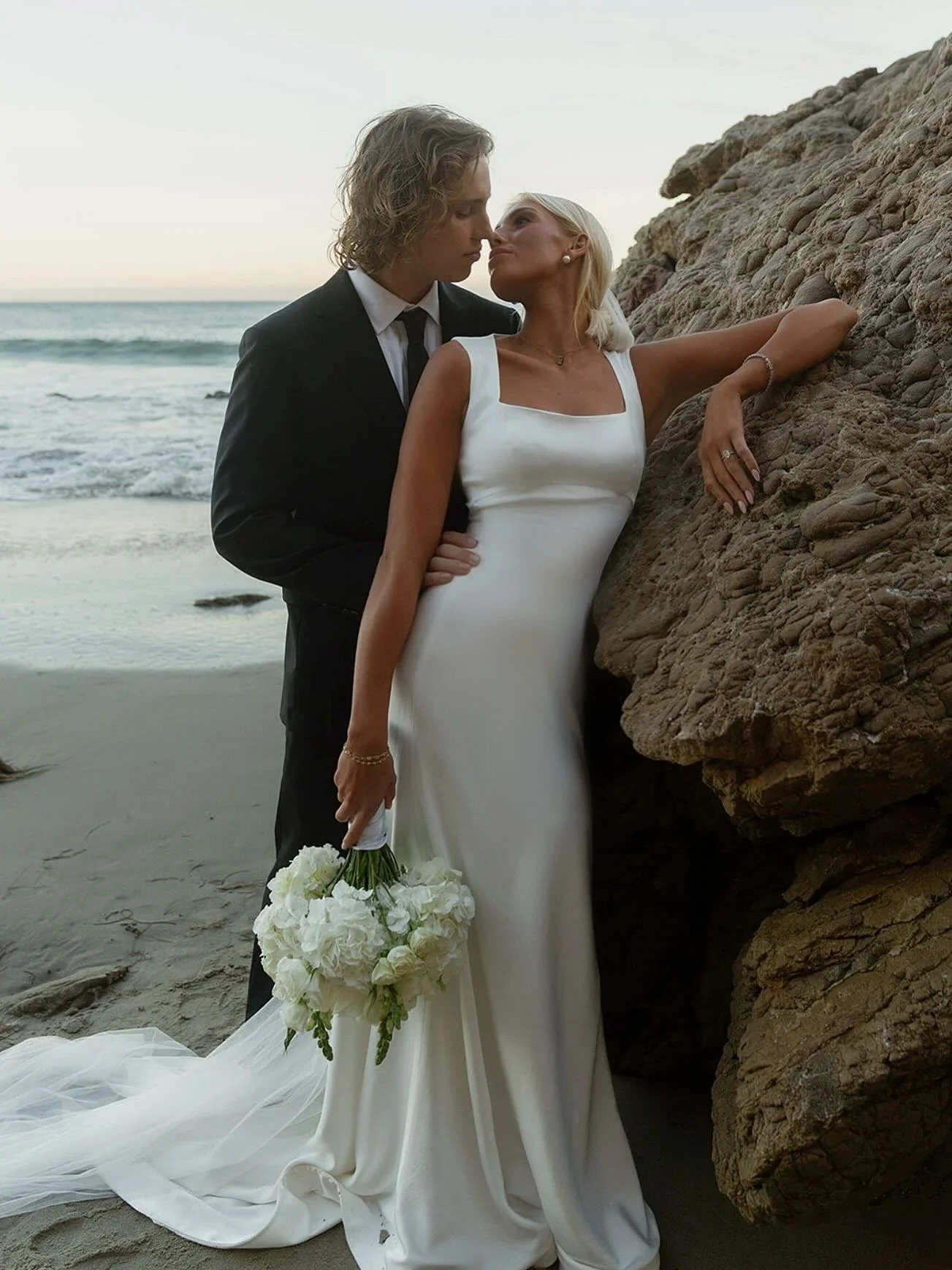 effortless in solstice🕊️✨

#frankiejanebride #beachweddingphotography #weddingdressinspo