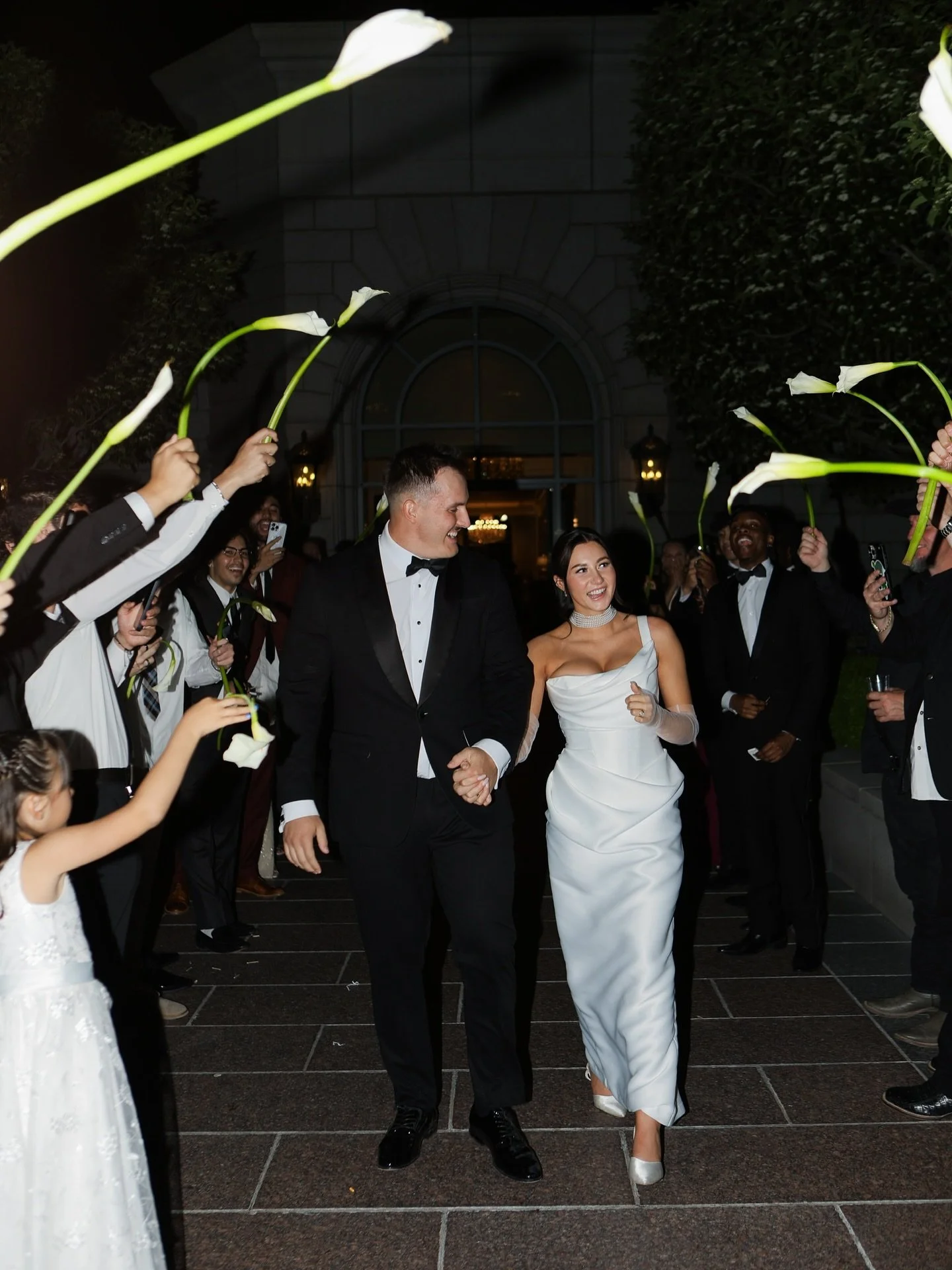 fall in love🕯️🦢✨

Our #frankiejanebride @brooklynnelebaron understood the assignment. Wearing Loren w/ the Loren Overskirt by @houseofrenhue , our iconic pearl chocker by @mariaelenaheadpieces , and stunning mantilla lace veil by @tonifedericiveils