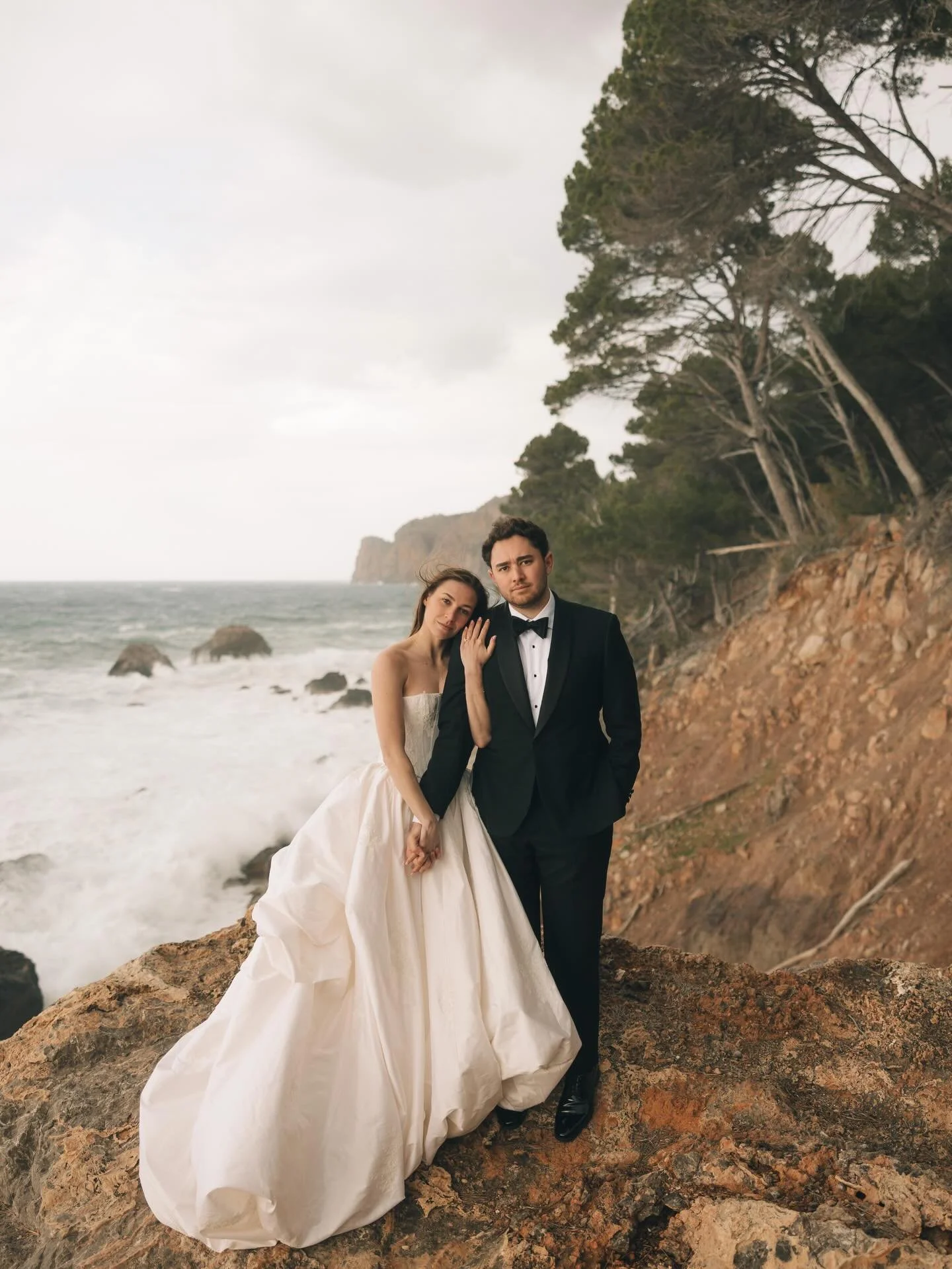 young and in love 🕊️ 

our first @flourestudio bride!! #frankiejanebride wearing the ros&eacute; gown

#realbride #weddingdressinspo #weddingphotography