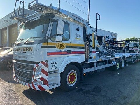 Welcoming one of our several brand new commercial multi car carriers who has joined our fleet in 2021! 🙌🏻🔥💪🏻

➡️🔥G141, Welcome to the fleet family! 🔥⬅️

Enjoy your new truck and personalised number plate, Pat Holian! 🟡⚫️ 

@volvotrucks #Lante