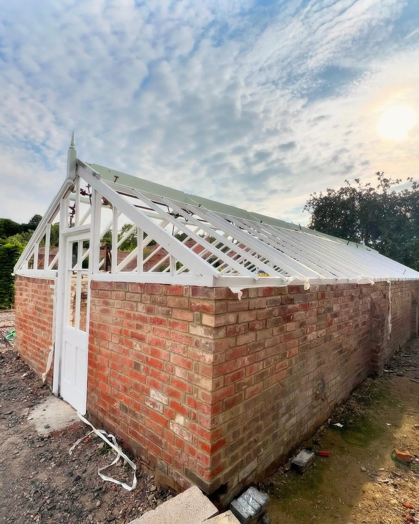 Finally after 5 days (2 with 2 people) we have the entire greenhouse coated with one coat of primer with the top done! 
Now only one more coat of primer a colour. Hmmm 10 more days? 
Let’s hope the next layers go faster! 😘
