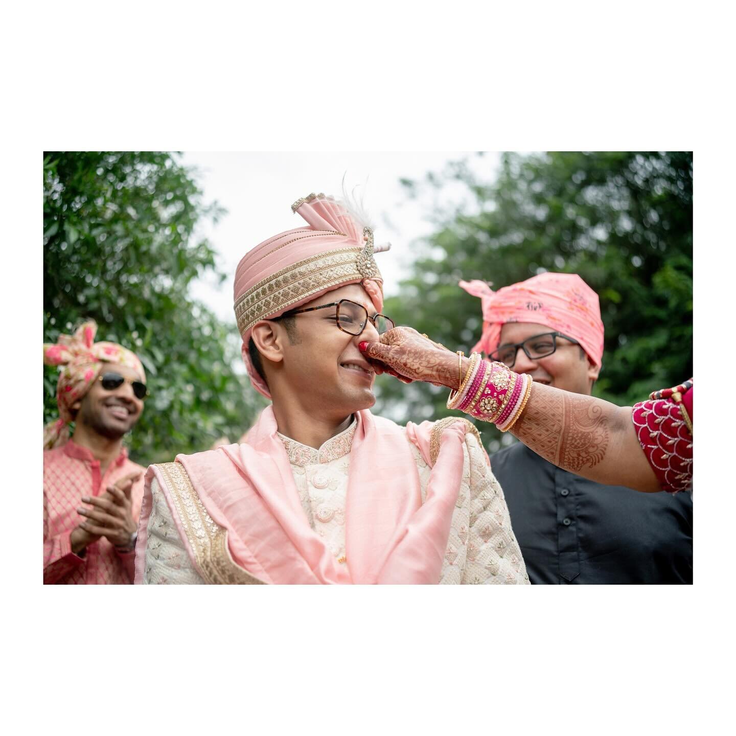 Steeped in tradition and playfulness, Gujarati weddings feature the heartwarming Ponkvu or Ponkhana ceremony. Here, the groom is welcomed by his mother-in-law with an aarti, followed by a playful gesture - a gentle pull of the groom's nose. It's a ch