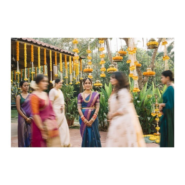 Bridesmaids bring the kind of joyful chaos every bride needs. Capturing this beautiful moment with Sakshi standing still in focus, surrounded by her bridesmaids in a blur of motion, perfectly symbolizes the calm amidst the excitement. Check out the G