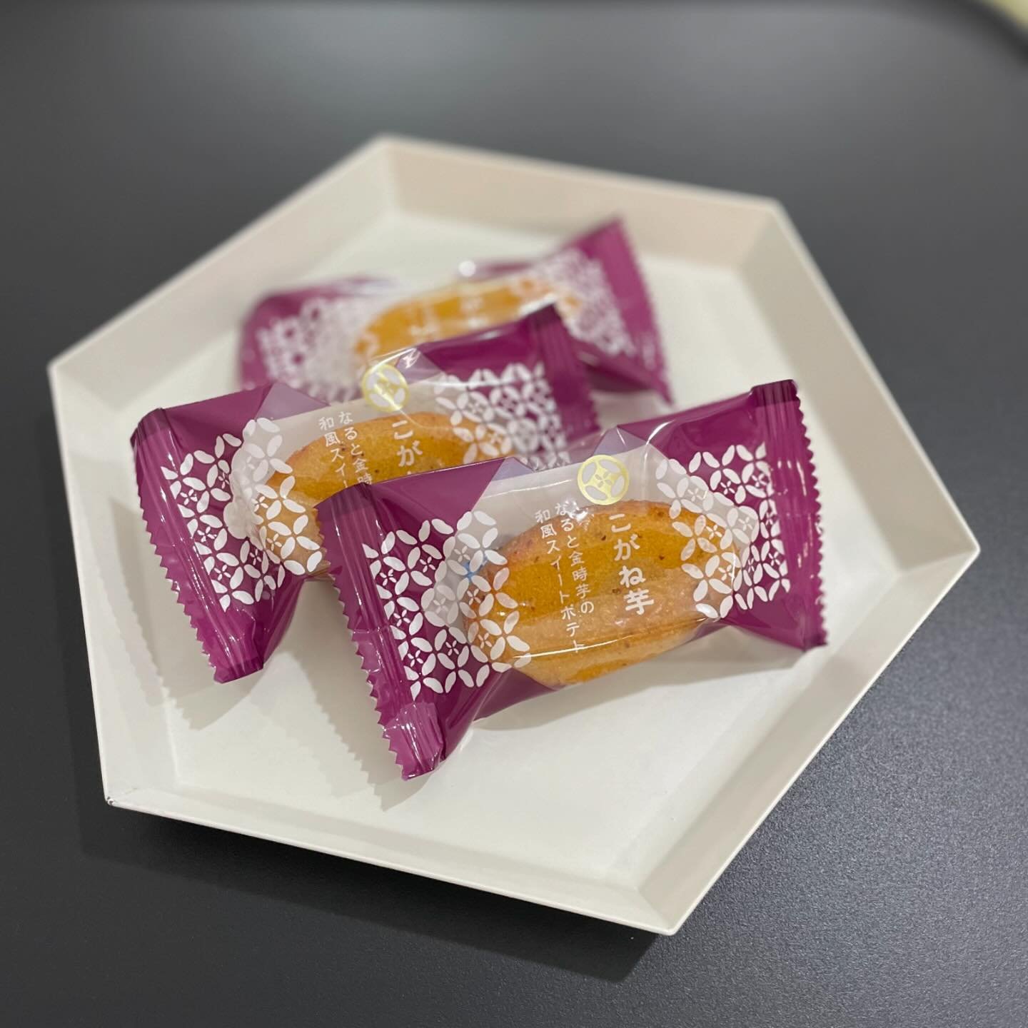 11月のお菓子🍠
芋again😂😂😂

でも9月とは違うお芋菓子です🫡

マドレーヌみたいなスイートポテト🍠
しっとりしてるお芋ケーキって感じで、温かいお茶とよくあうーーーーーーー🍵🫶🏽

すっかり秋模様なのでお菓子もしっかり秋仕様🍂

今月も美味しいお菓子と温かいお茶を用意してお待ちいたしております😍

あと、曲がスイートポテトっていう🍠どこまでも🍠🍠🍠
見つけた時は震えたw気付いてくれました？www

--------------------
📍福岡市中央区今