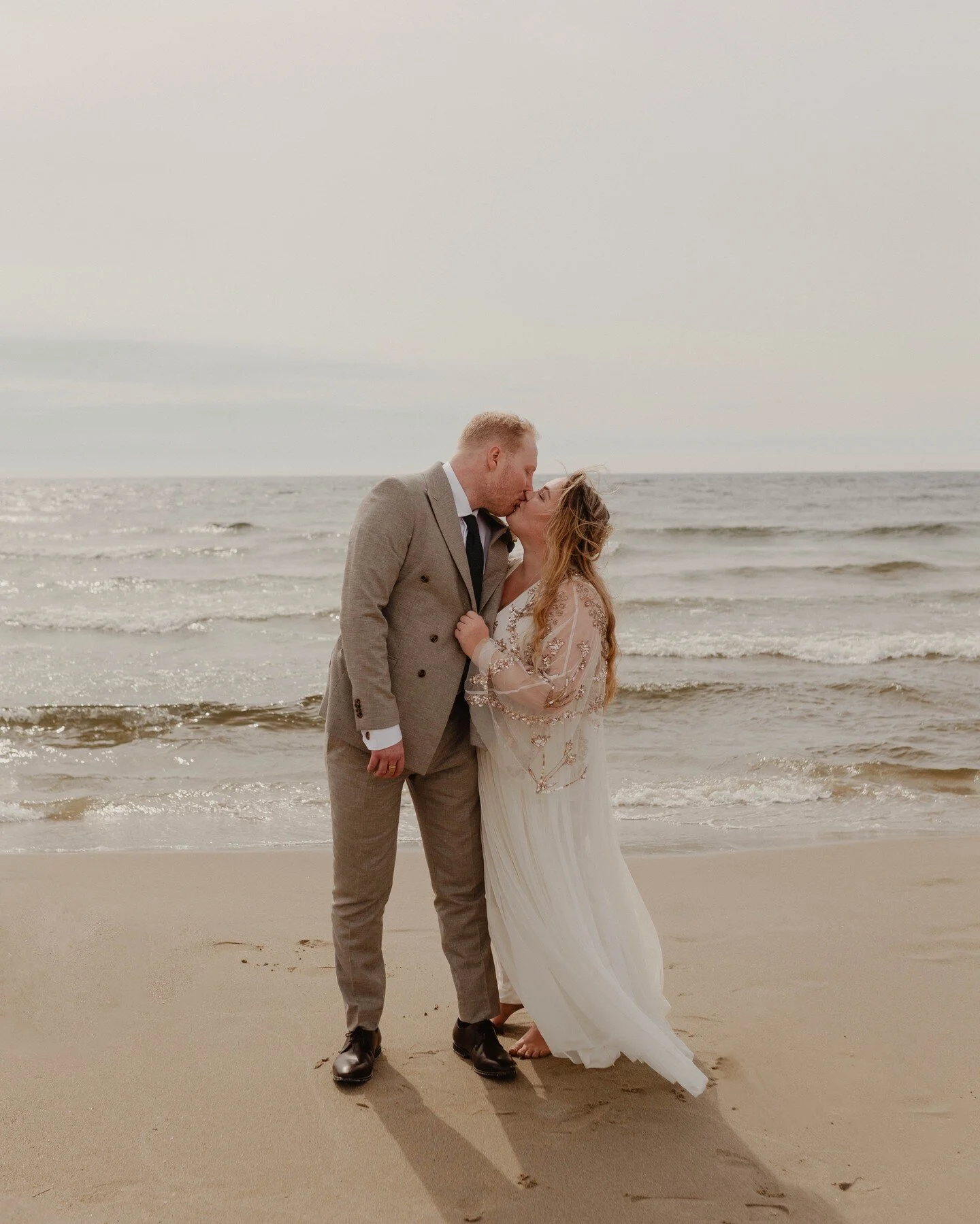 It was a wonderfully windy ceremony at the beach, truly a beautiful moment as the bride walked up the isle to the sound of an ocean breeze. A moment to me treasured for sure. 
#bryllup #wedding #norway #brud #bryllupsfotograf #norge #bergen #love #di