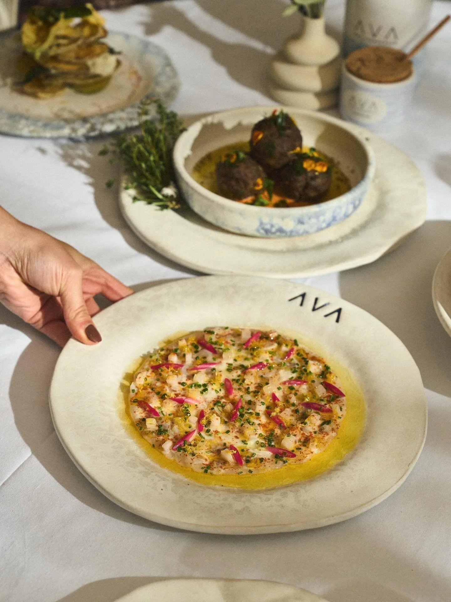 From sea to the table, our Mediterranean-inspired menu celebrates fresh seafood, vibrant citrus, rich olive oil, and fragrant herbs in every dish.✨ #AVAMediterrAegean | #PAREA