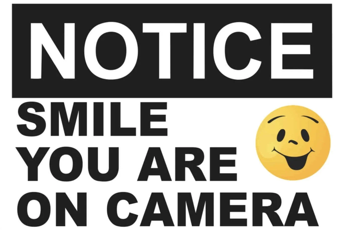 Ähem, wie steuern wir die Videoüberwachung des Grundstücks?