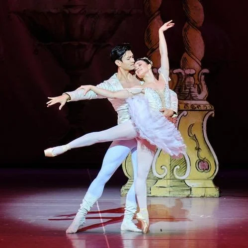 Visions of sugarplums forever dancing in our heads!  #TBT to Sarah Lane and Chun Wai Chan in last year&rsquo;s production. We can&rsquo;t wait to announce this year&rsquo;s principal artists!

Get your Nutcracker tickets NOW. Link in bio for tix! #nu