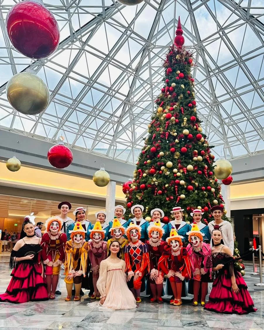 Does it get more iconic than Santa Claus, Mr. Bingle, and the cast of the Nutcracker!? We had a fantastic time dancing at Lakeside Mall this morning for Santa&rsquo;s Arrival!  Thanks to everyone who came out to see us!🎅🎄🩰

Get your Nutcracker tic